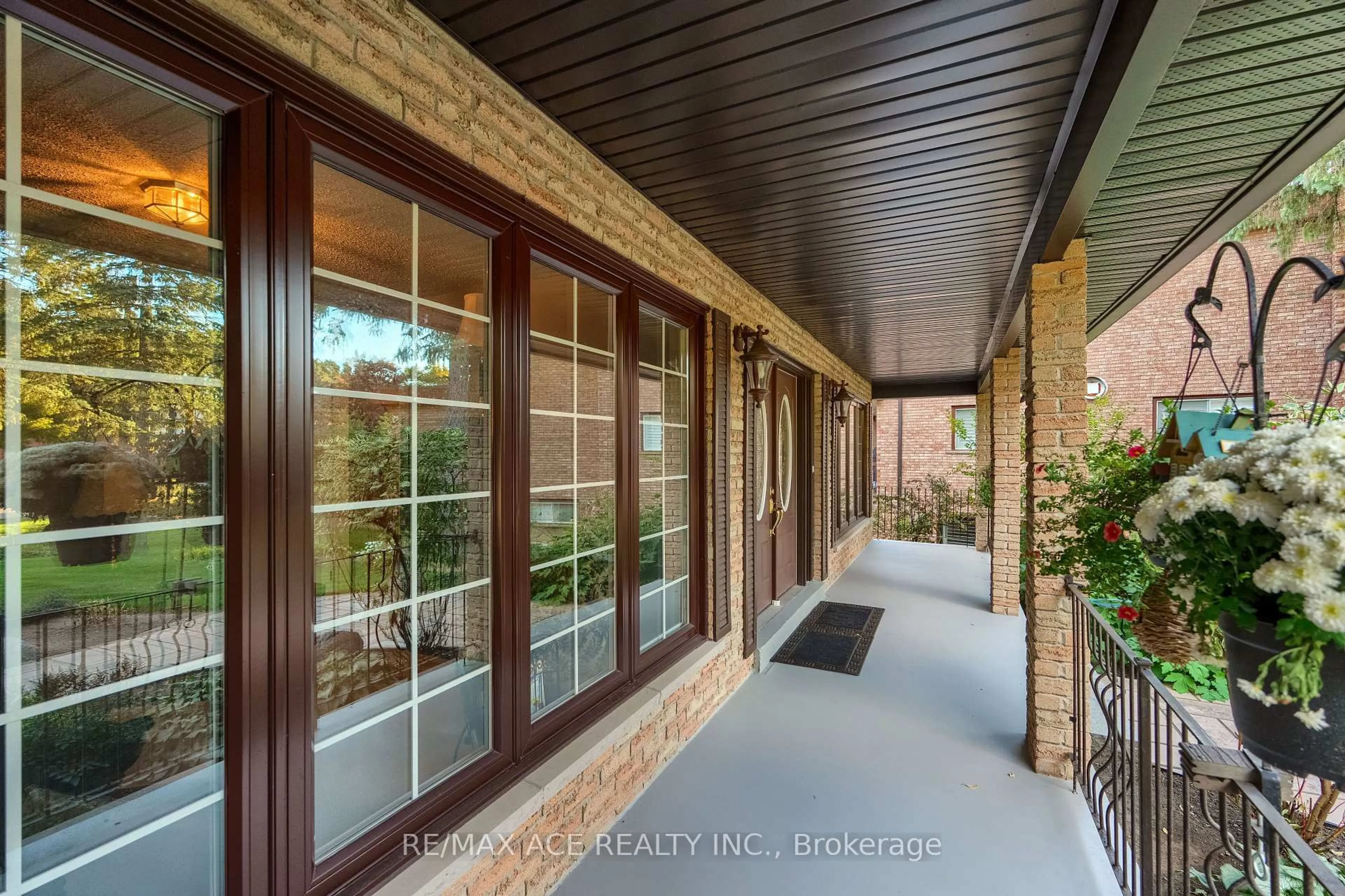 Indoor entryway for 17 Black Willow Crt, Richmond Hill Ontario L4E 2M7