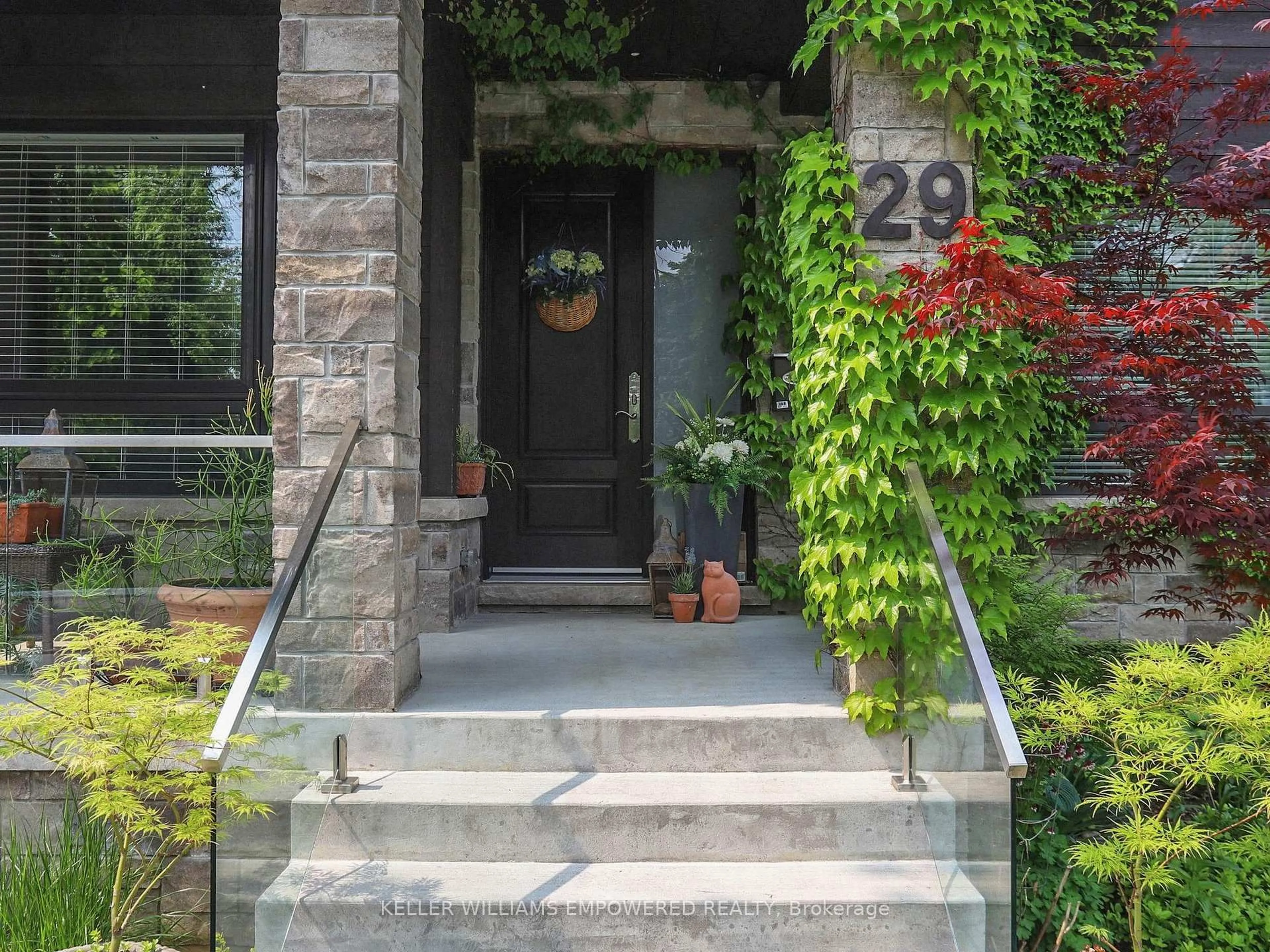 Indoor entryway for 29 Bedford Park Ave, Richmond Hill Ontario L4C 2N9