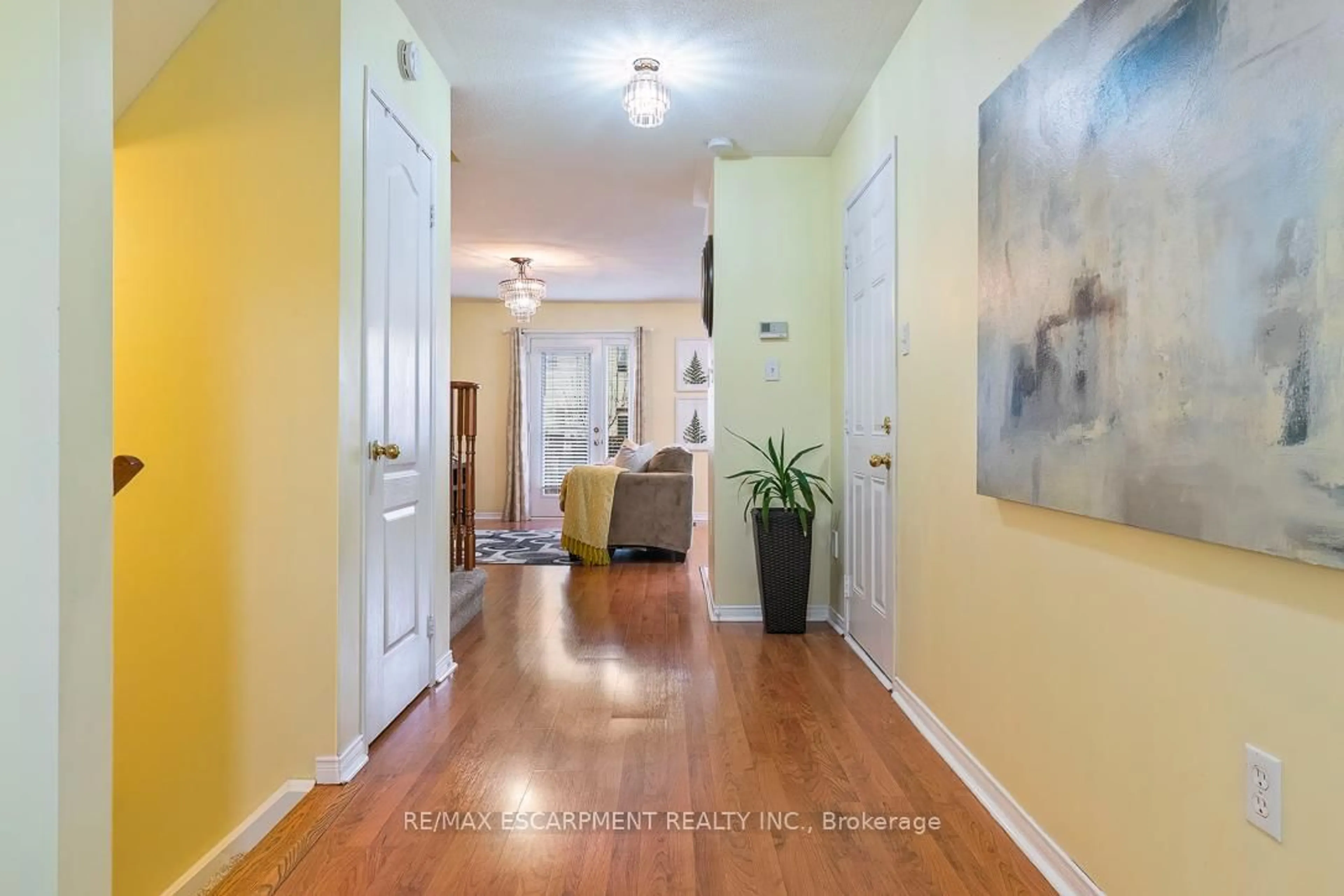 Indoor entryway for 32 ADMIRAL Cres, Essa Ontario L0M 1B4