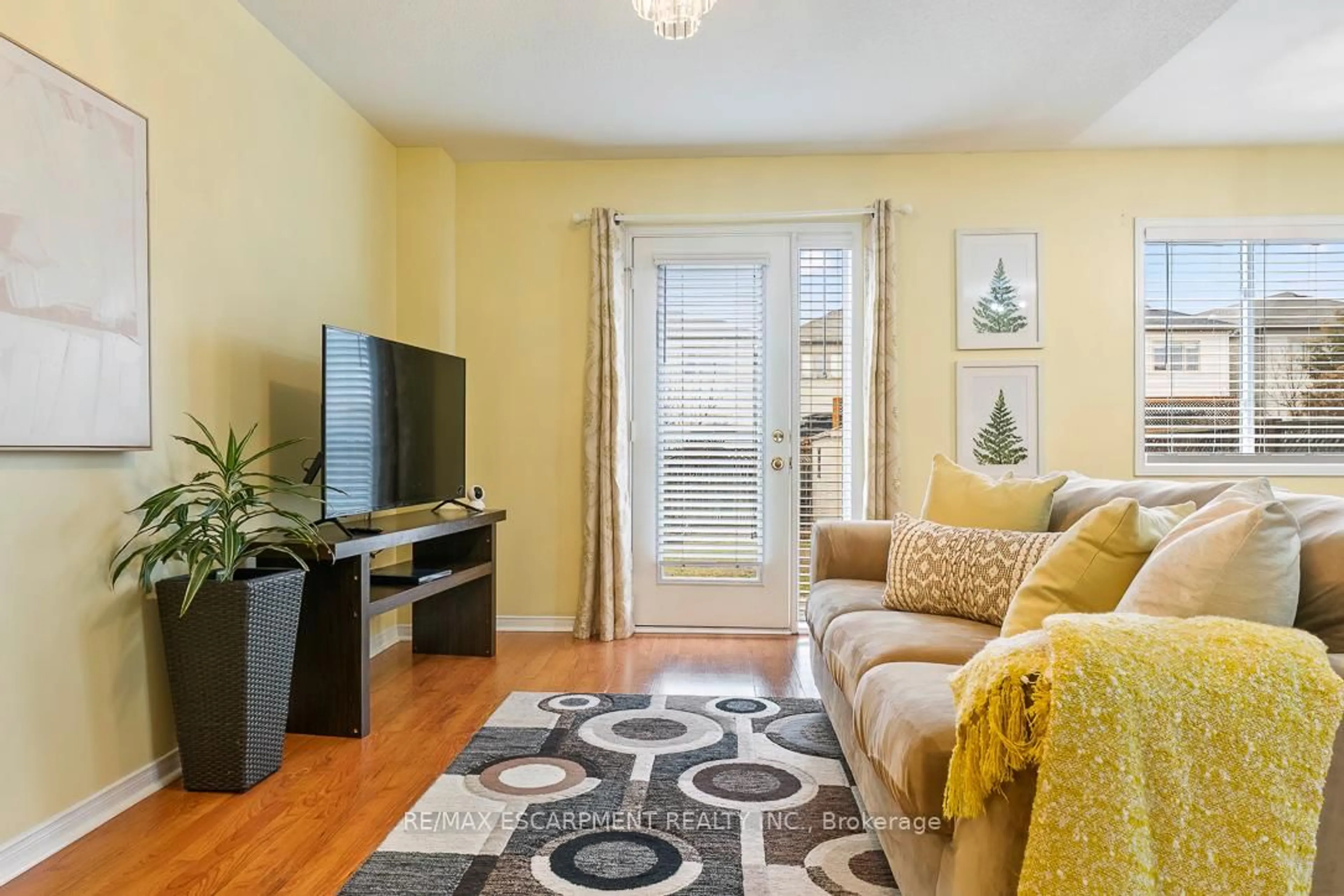 Living room with furniture, wood/laminate floor for 32 ADMIRAL Cres, Essa Ontario L0M 1B4