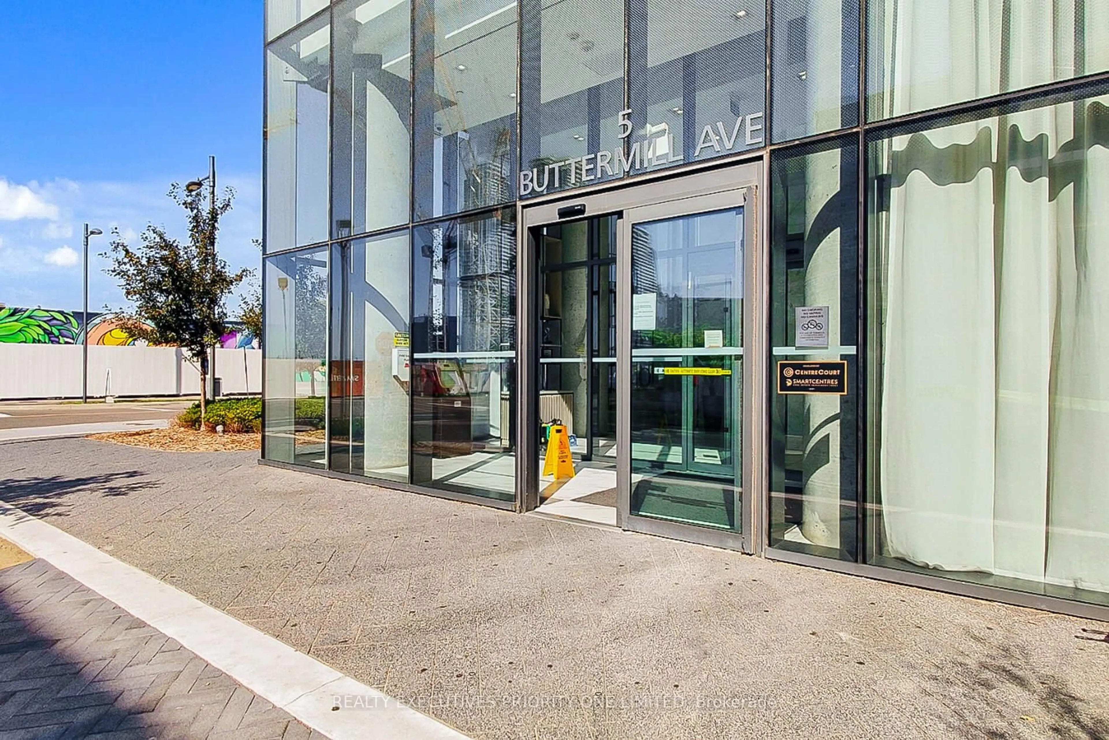 Indoor foyer for 5 Buttermill Ave #5606, Vaughan Ontario L4K 0J5