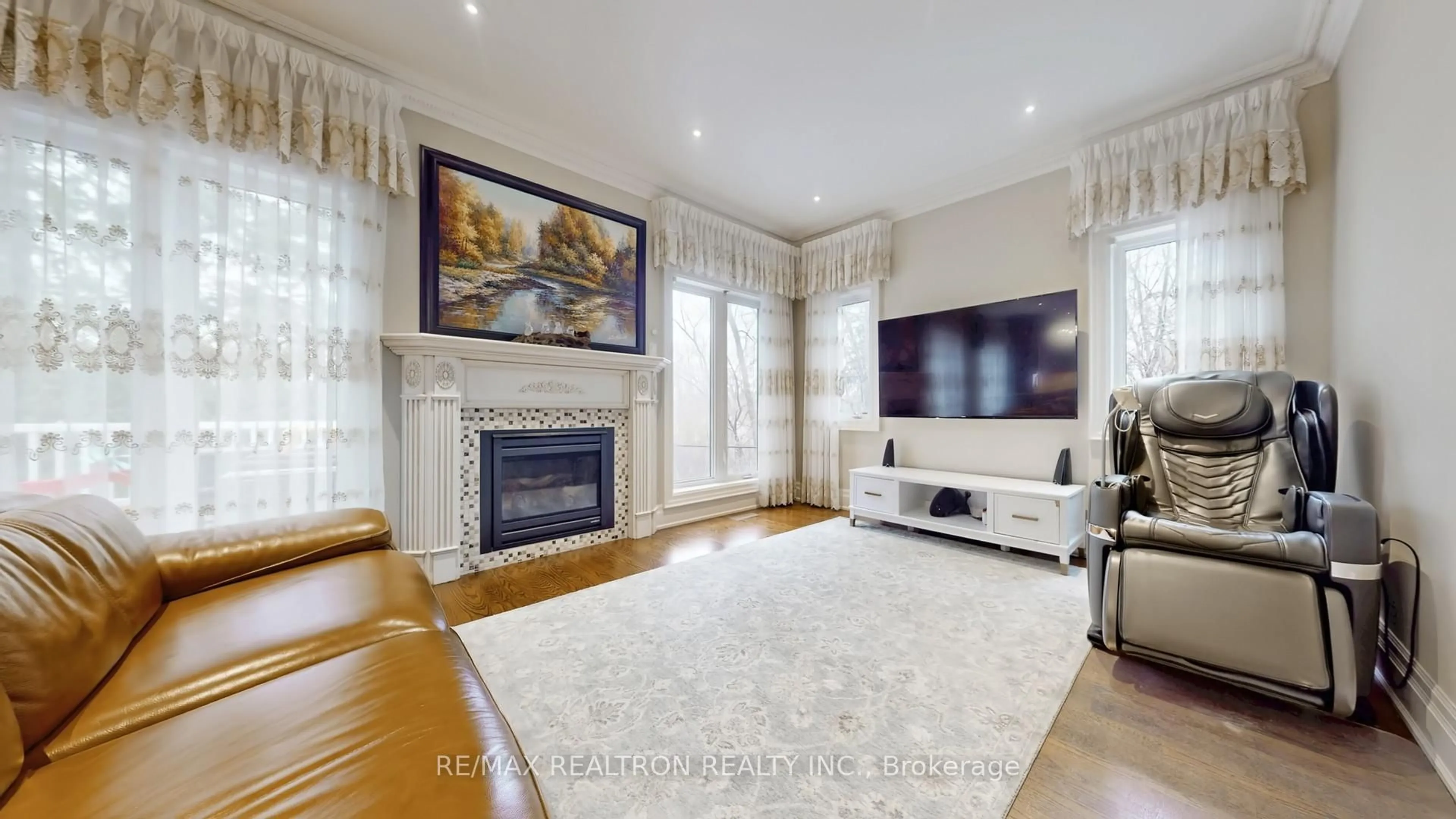 Living room with furniture, wood/laminate floor for 1 Wainwright Ave, Richmond Hill Ontario L4C 5R4