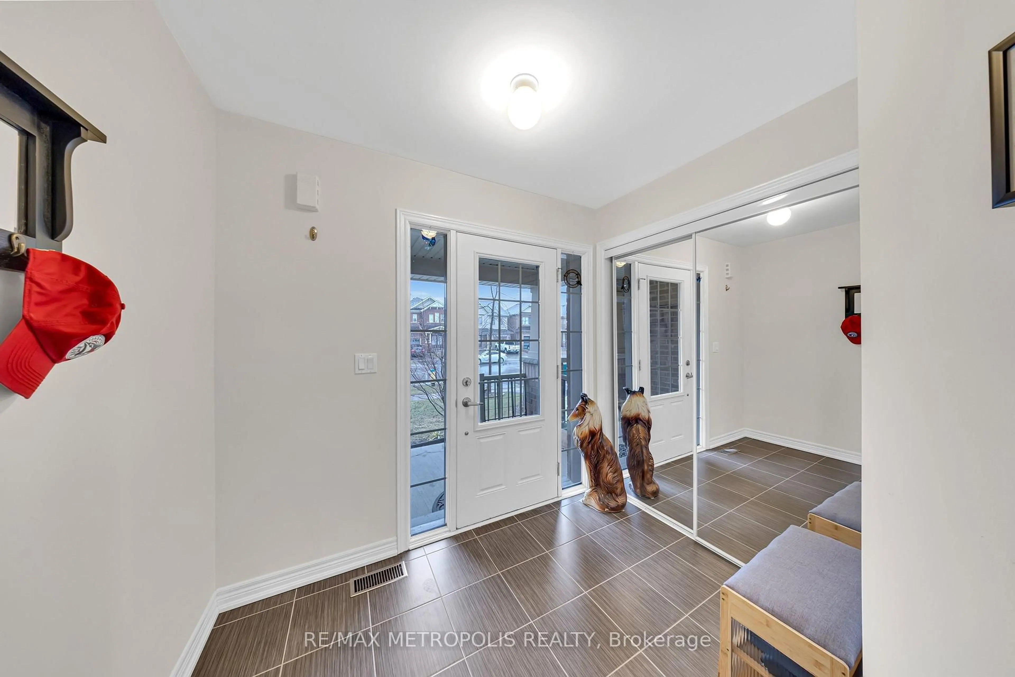 Indoor entryway for 16 Treetops Blvd, New Tecumseth Ontario L9R 0M3