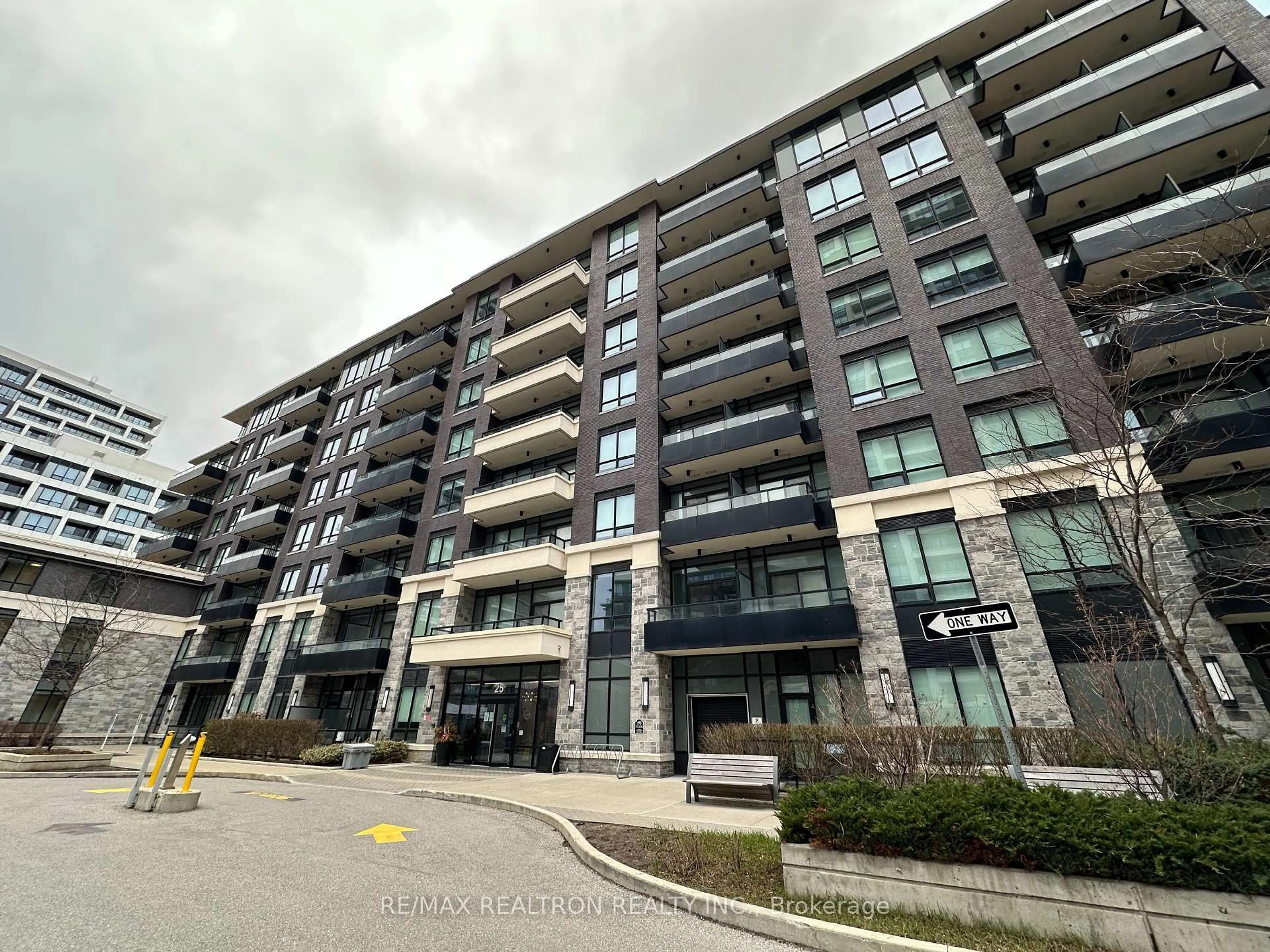 A pic from outside/outdoor area/front of a property/back of a property/a pic from drone, building for 25 Water Walk Dr #516, Markham Ontario L3P 1N3