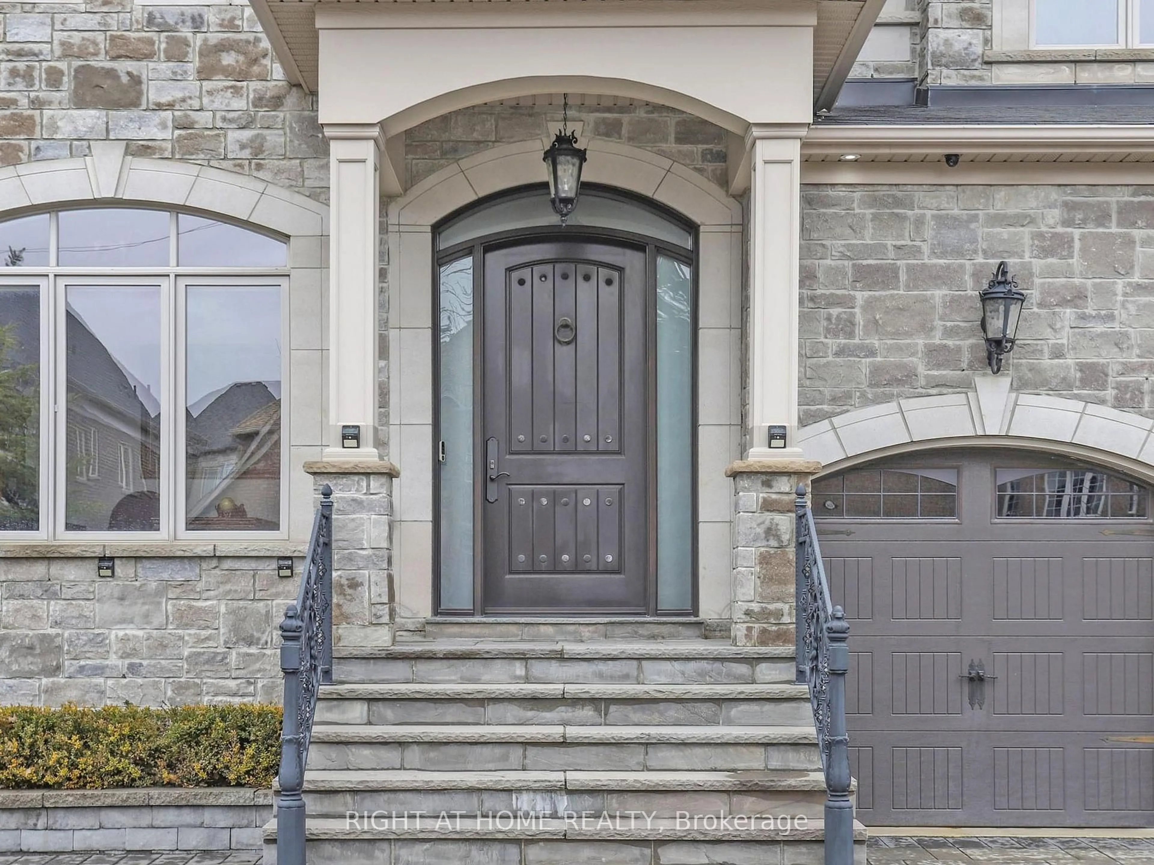 Indoor entryway for 80 Puccini Dr, Richmond Hill Ontario L4E 2Z1