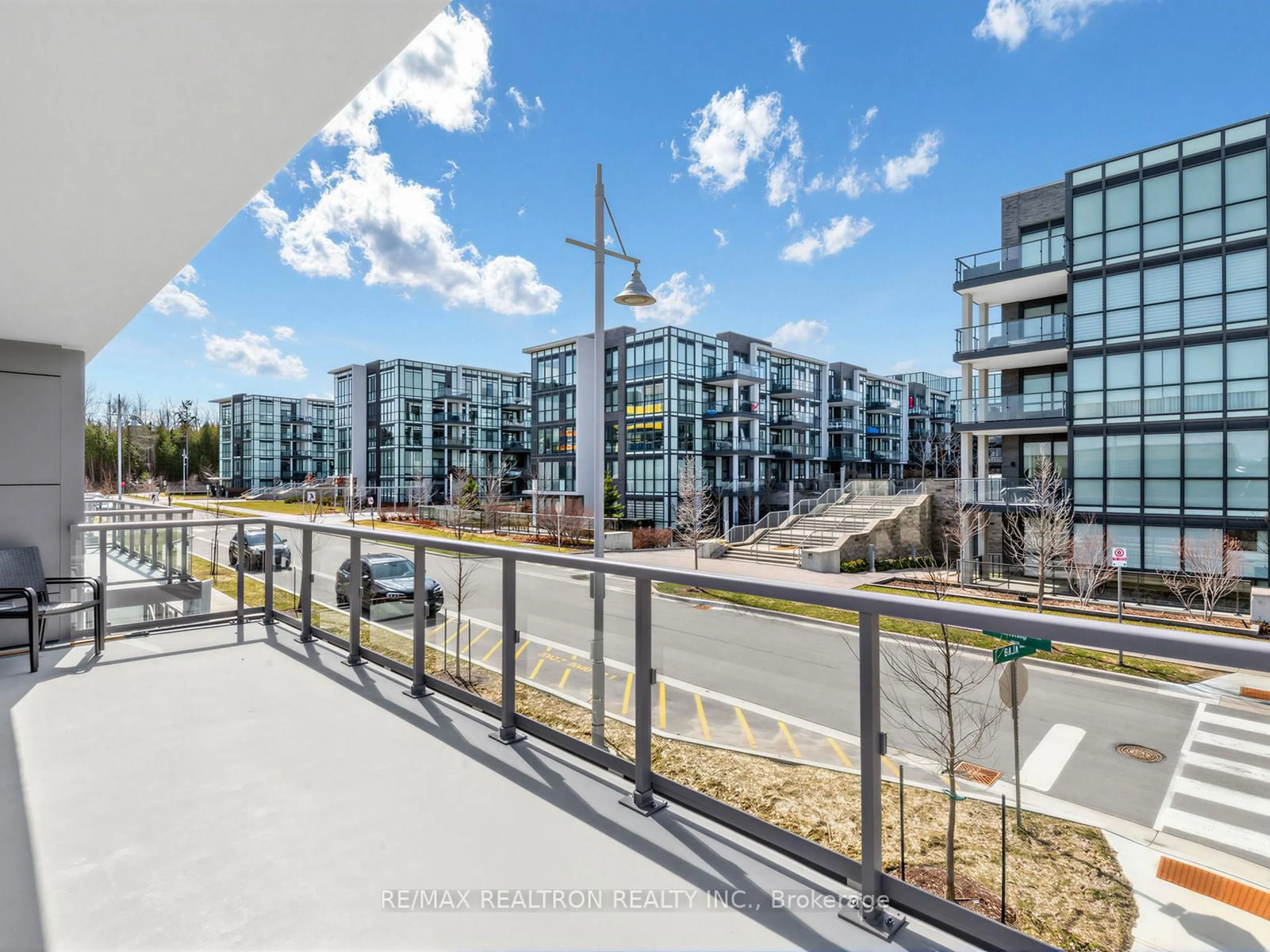 Unknown for 22 Lytham Green Circ #6, Newmarket Ontario L3Y 0H3