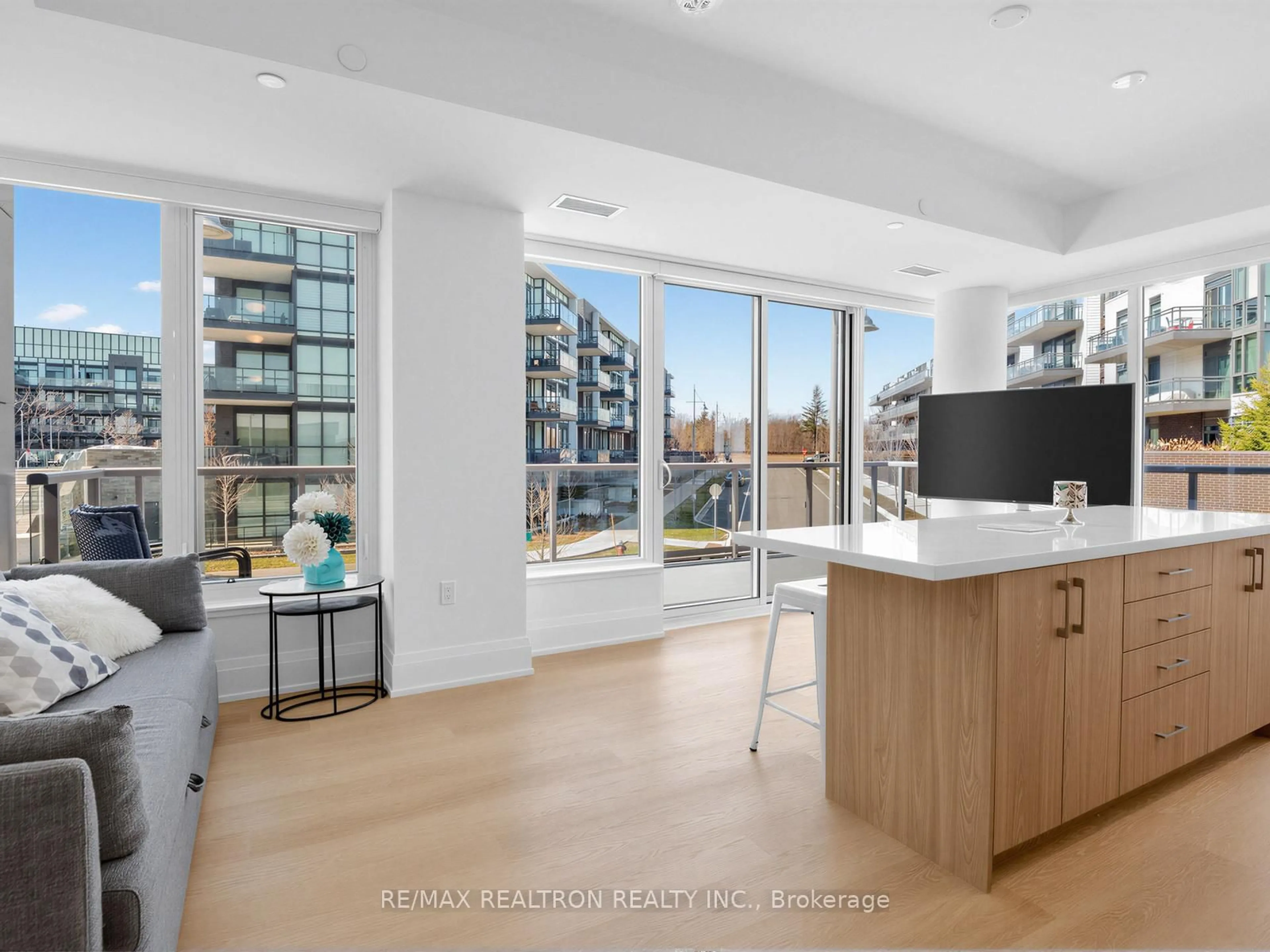 Unknown for 22 Lytham Green Circ #6, Newmarket Ontario L3Y 0H3