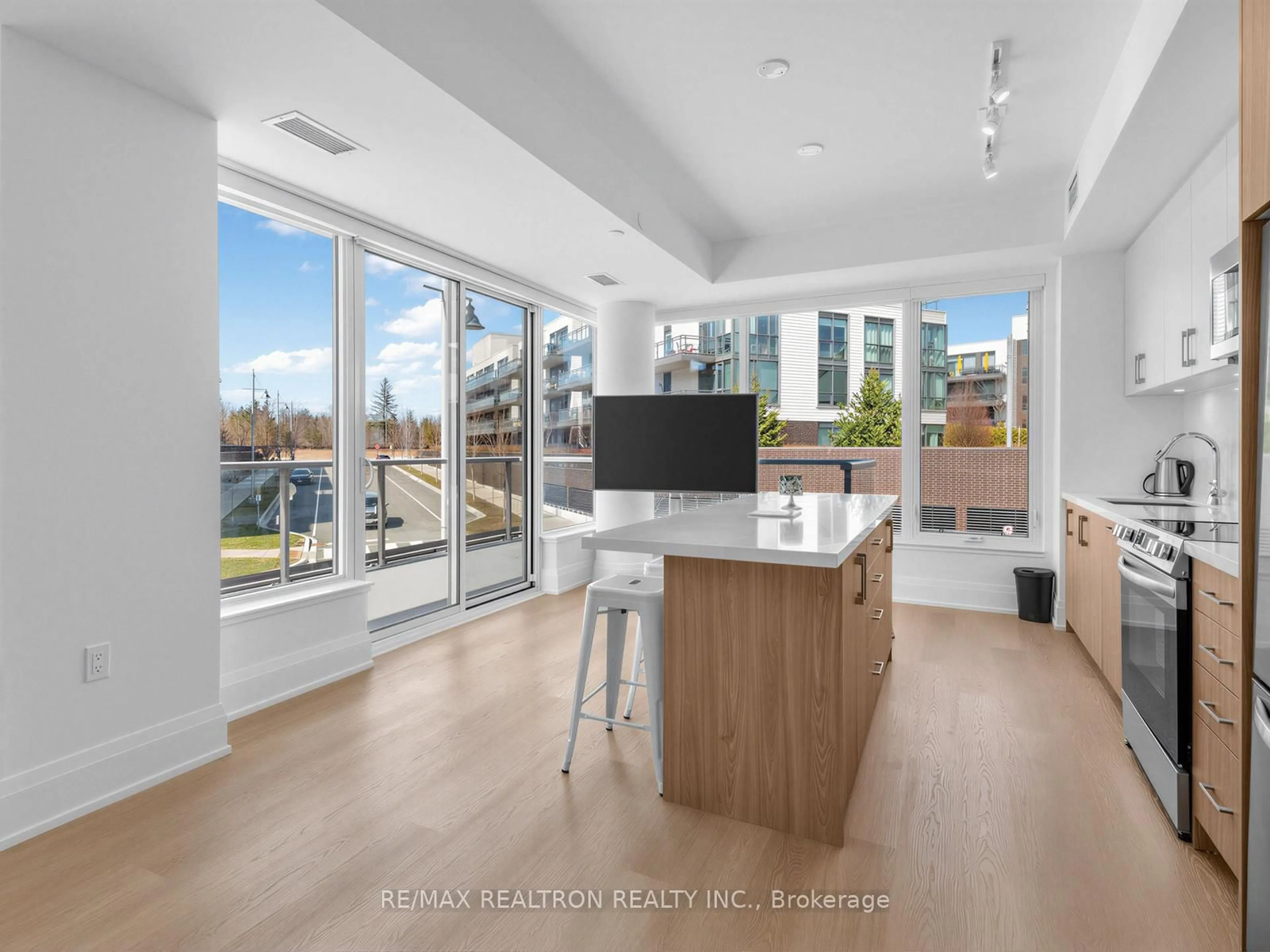 Unknown for 22 Lytham Green Circ #6, Newmarket Ontario L3Y 0H3