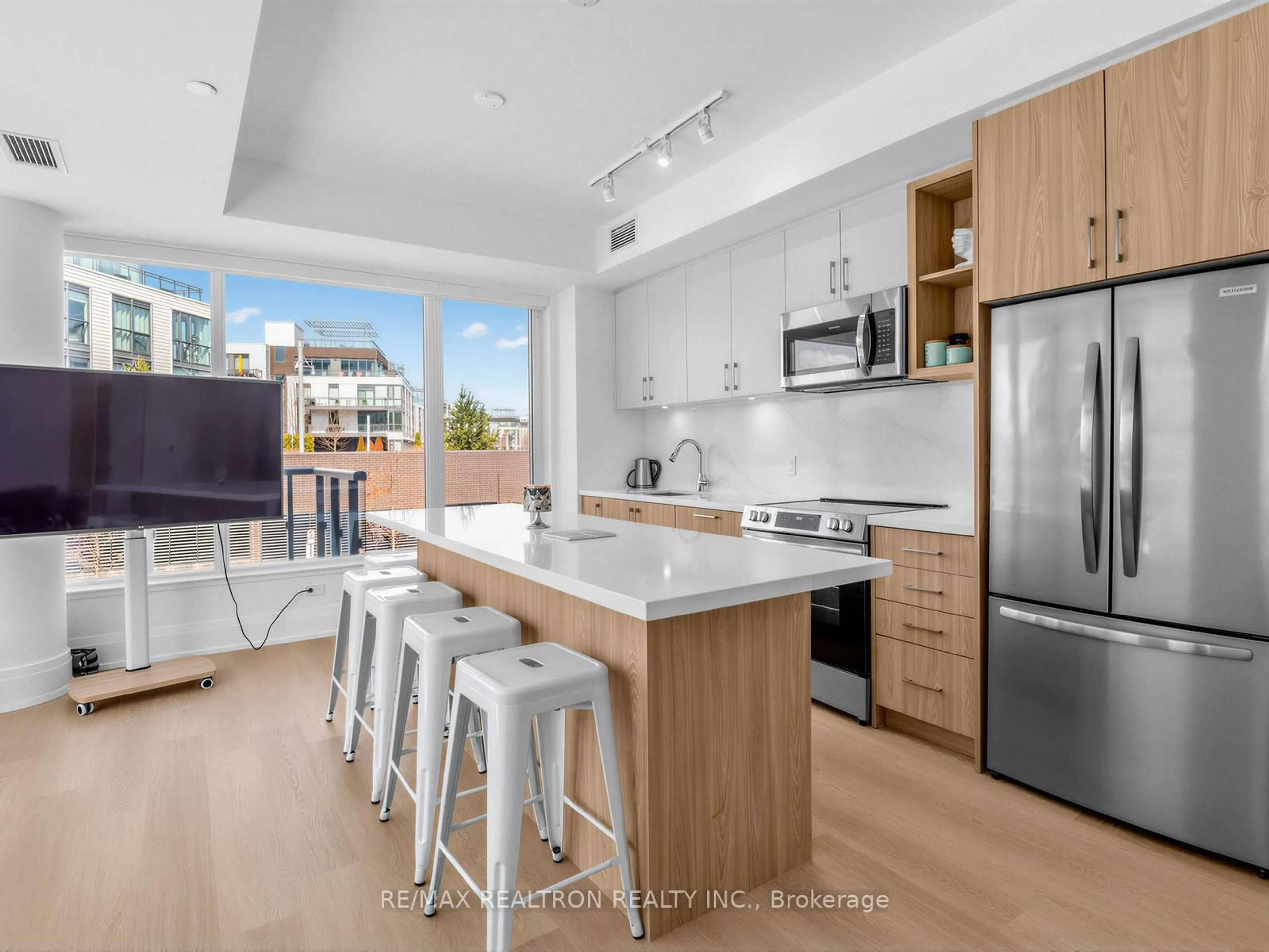 Open concept kitchen, unknown for 22 Lytham Green Circ #6, Newmarket Ontario L3Y 0H3