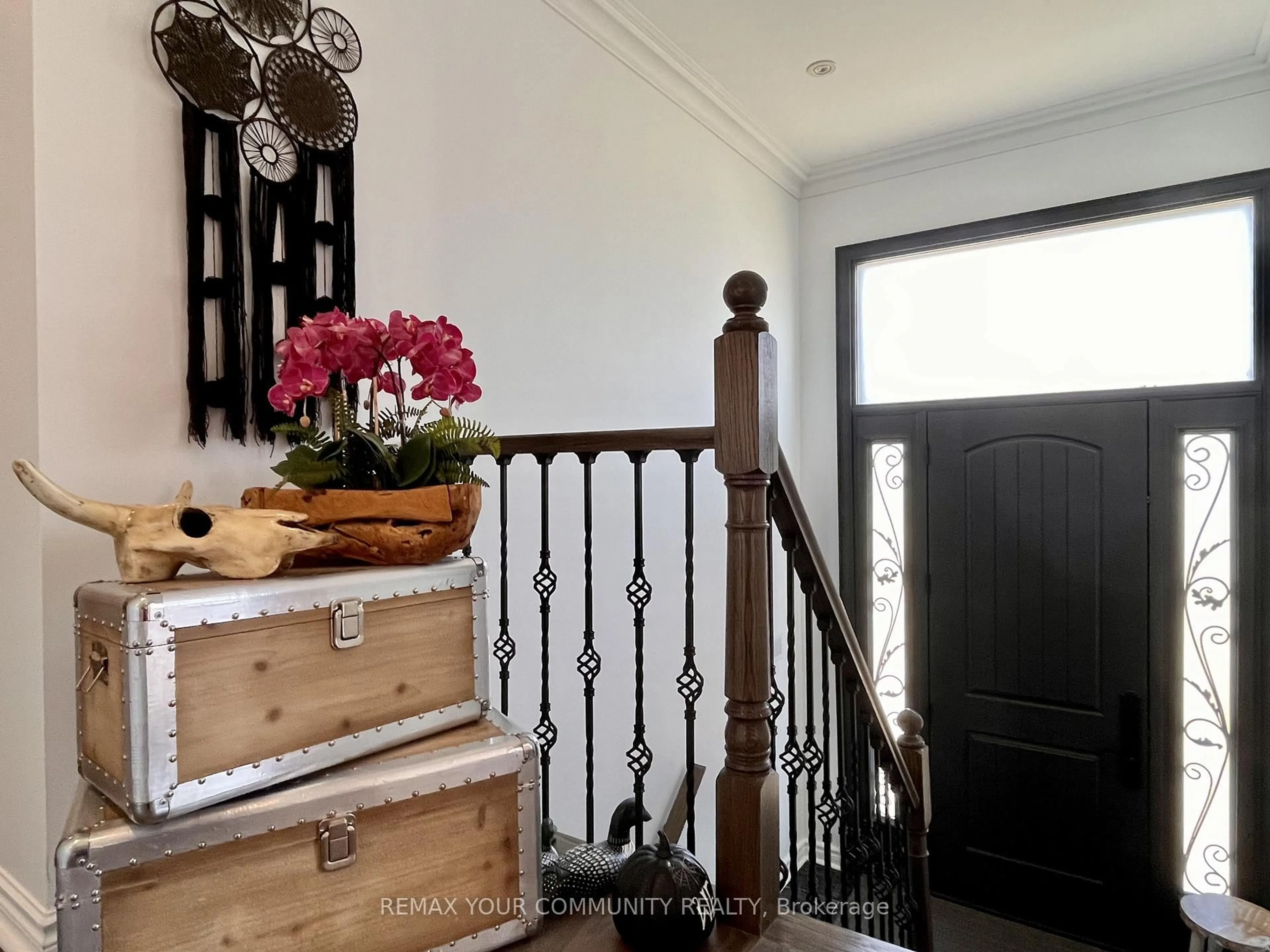 Indoor entryway for 44 Canal St, Georgina Ontario L4P 1K5