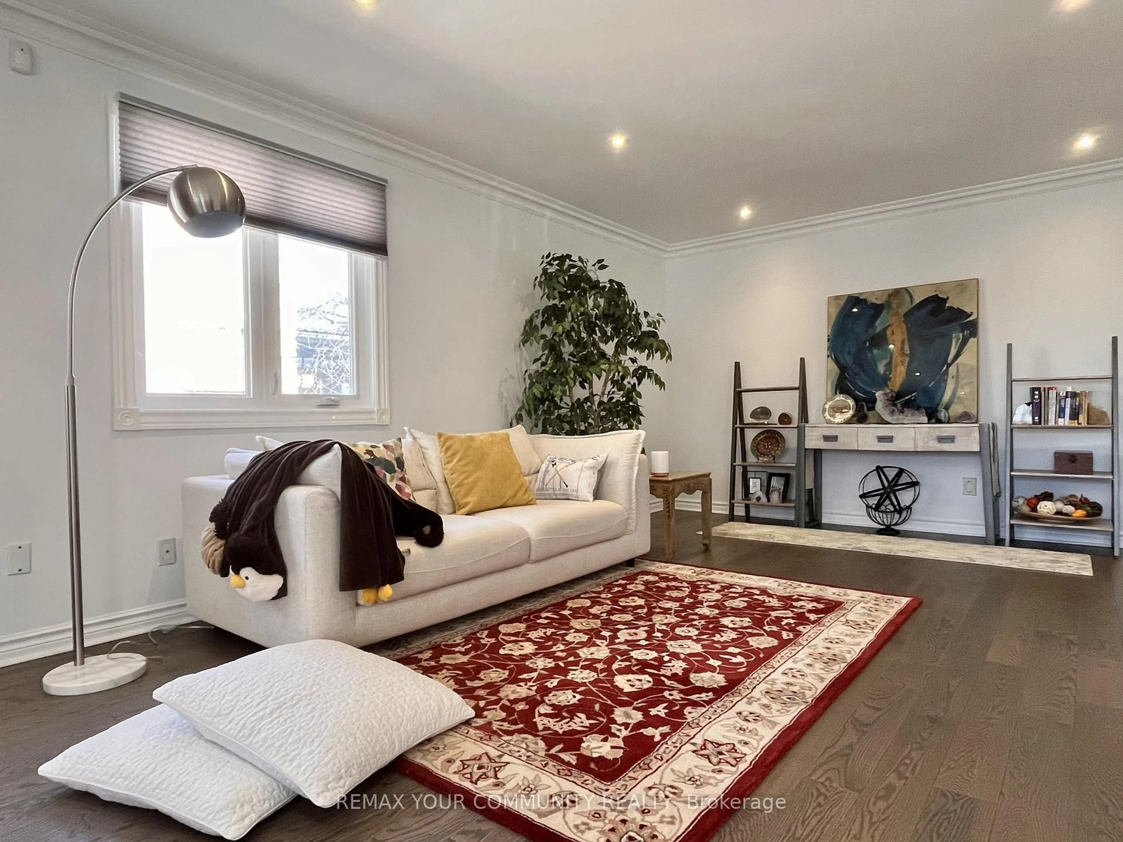 Living room with furniture, unknown for 44 Canal St, Georgina Ontario L4P 1K5