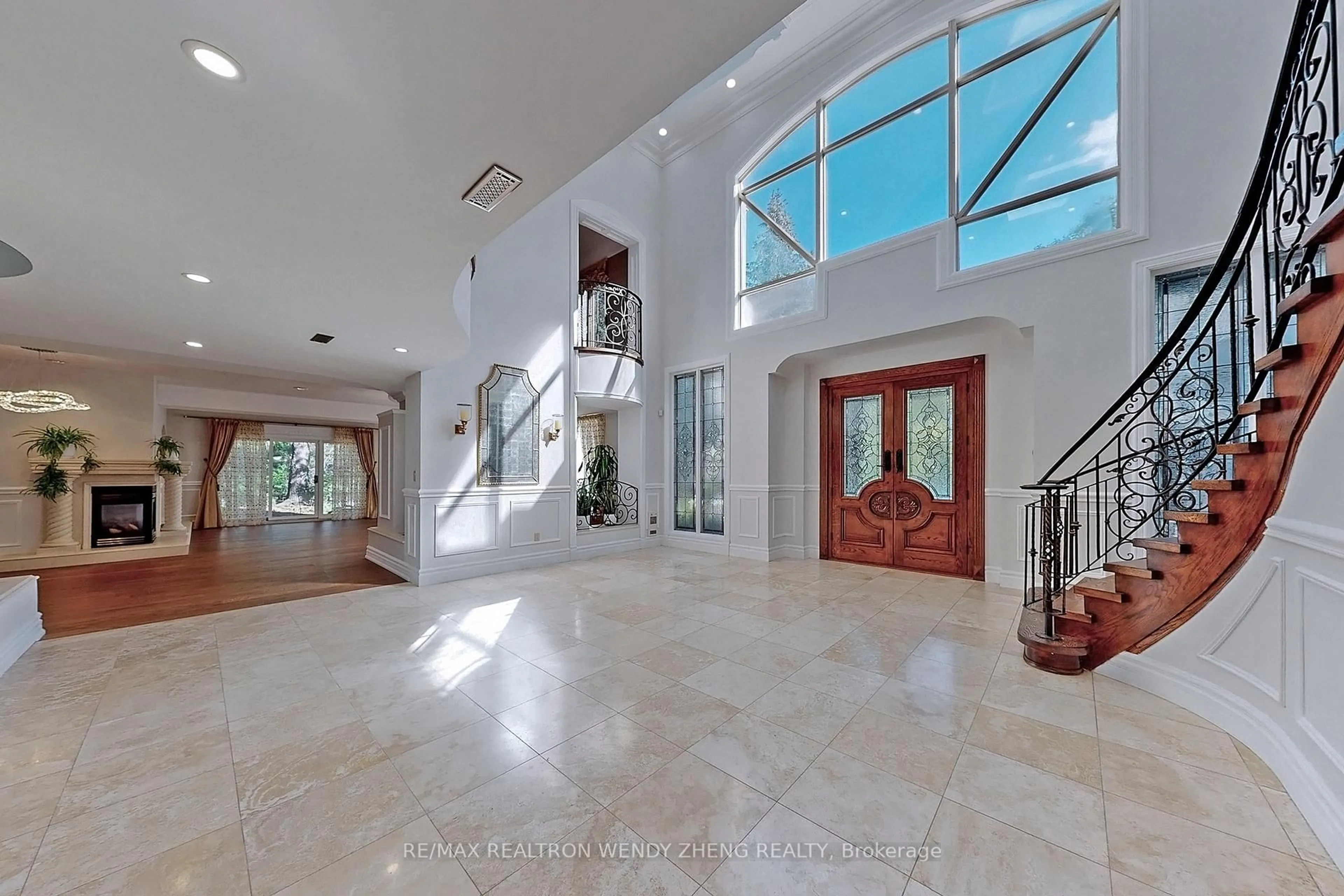 Indoor foyer for 305 Woodland Acres Cres, Vaughan Ontario L6A 1G1