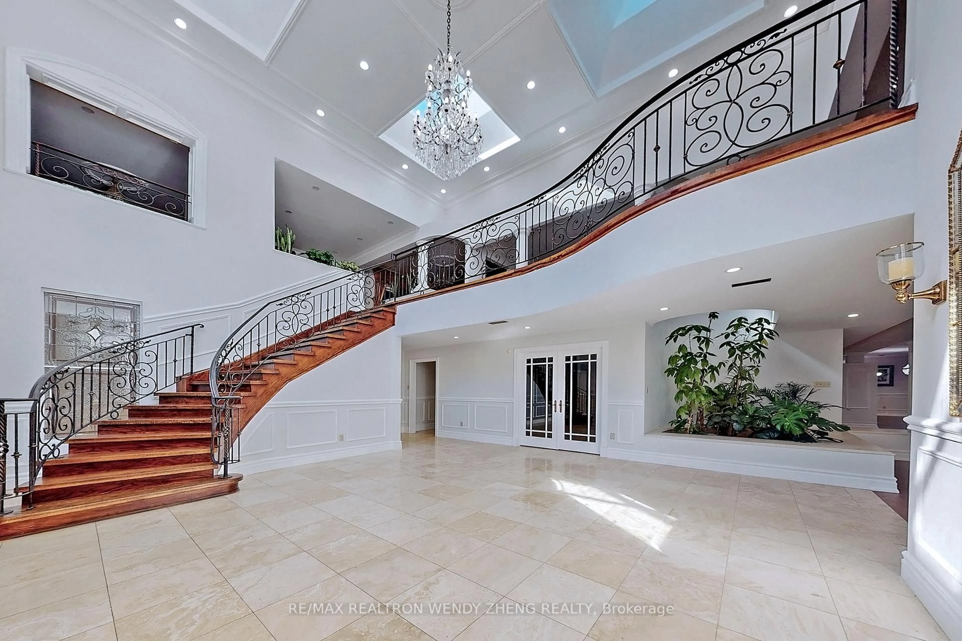 Indoor foyer for 305 Woodland Acres Cres, Vaughan Ontario L6A 1G1