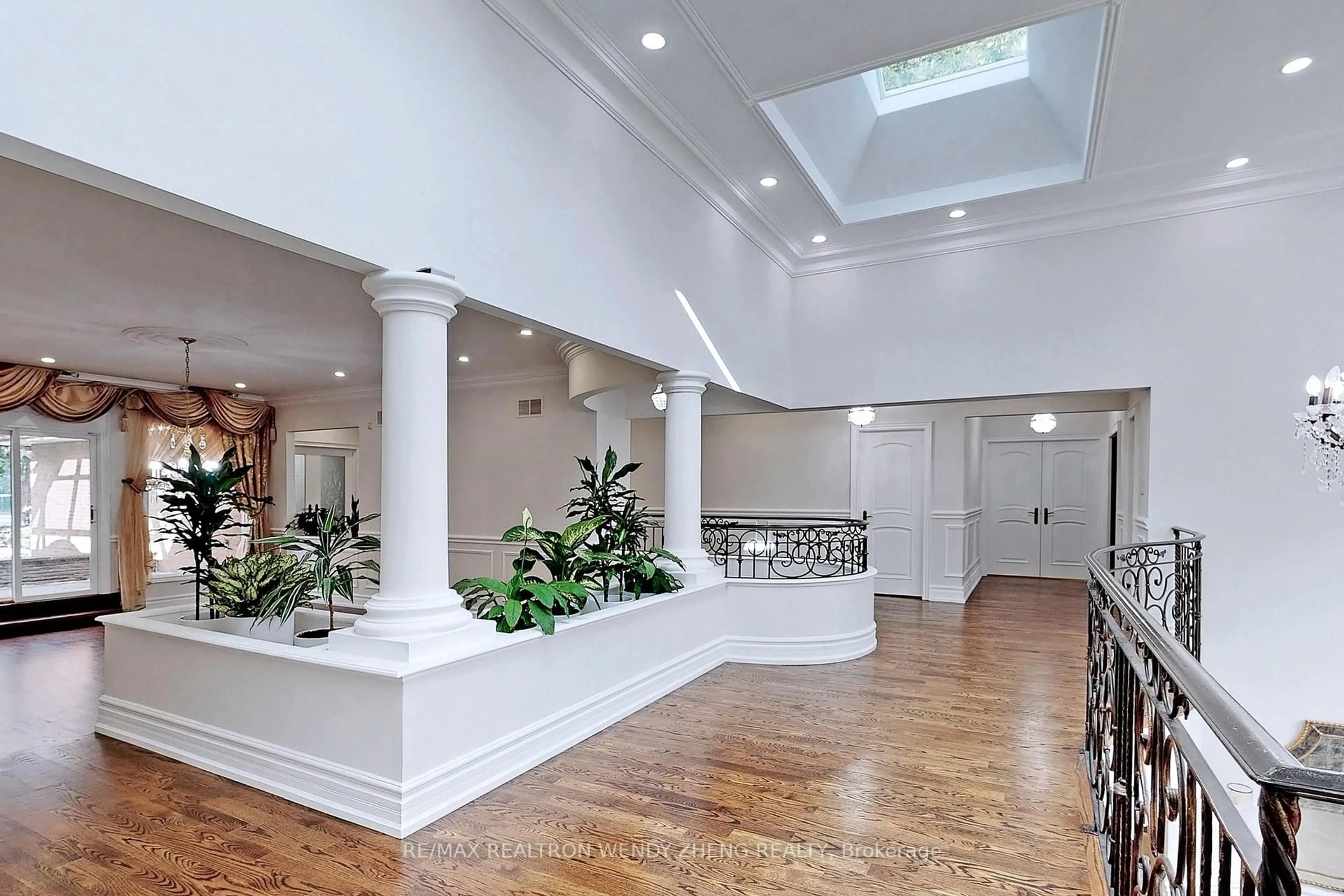 Indoor foyer for 305 Woodland Acres Cres, Vaughan Ontario L6A 1G1