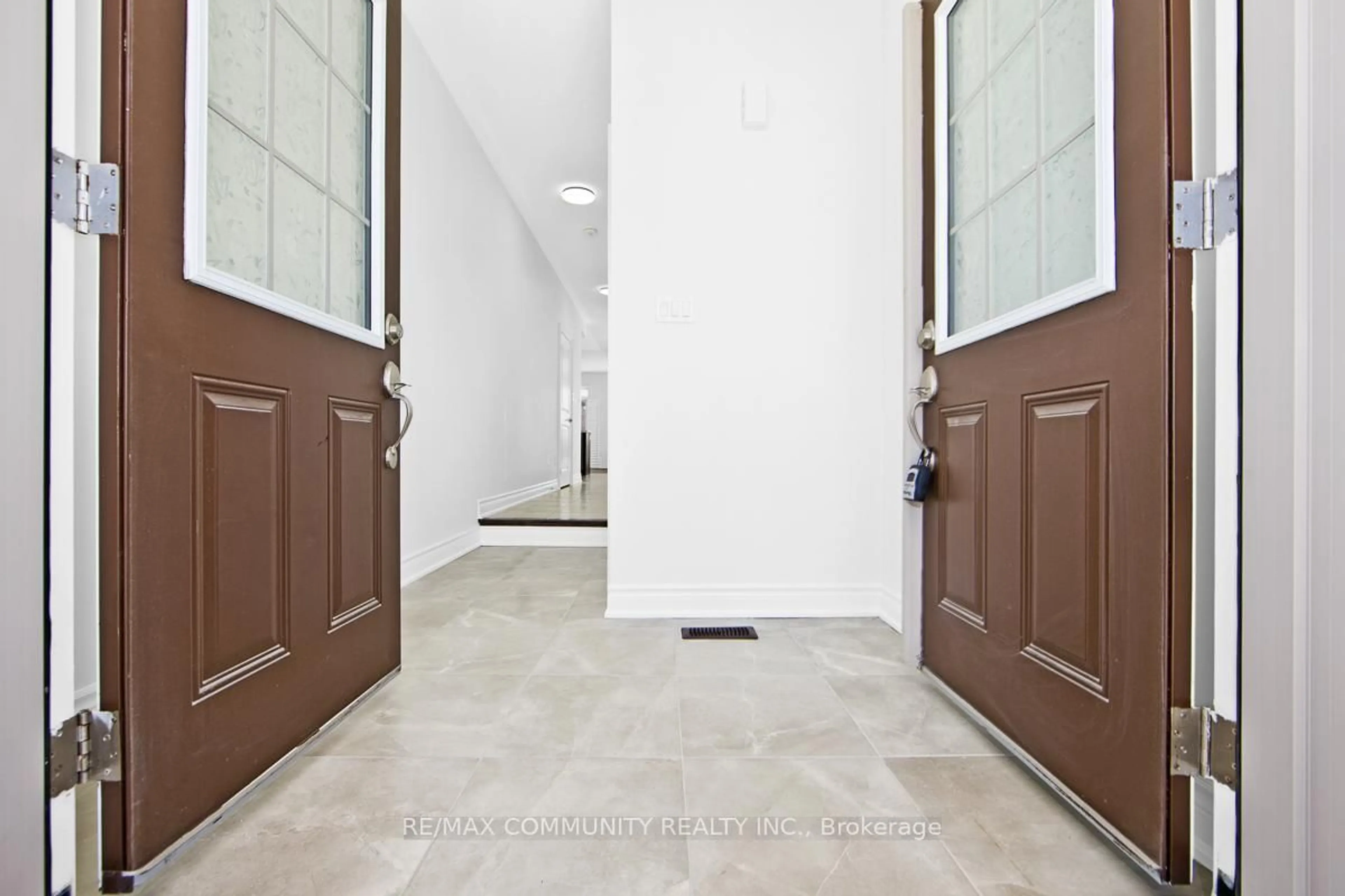 Indoor entryway for 33 Liam Lane, Markham Ontario L3S 3J5