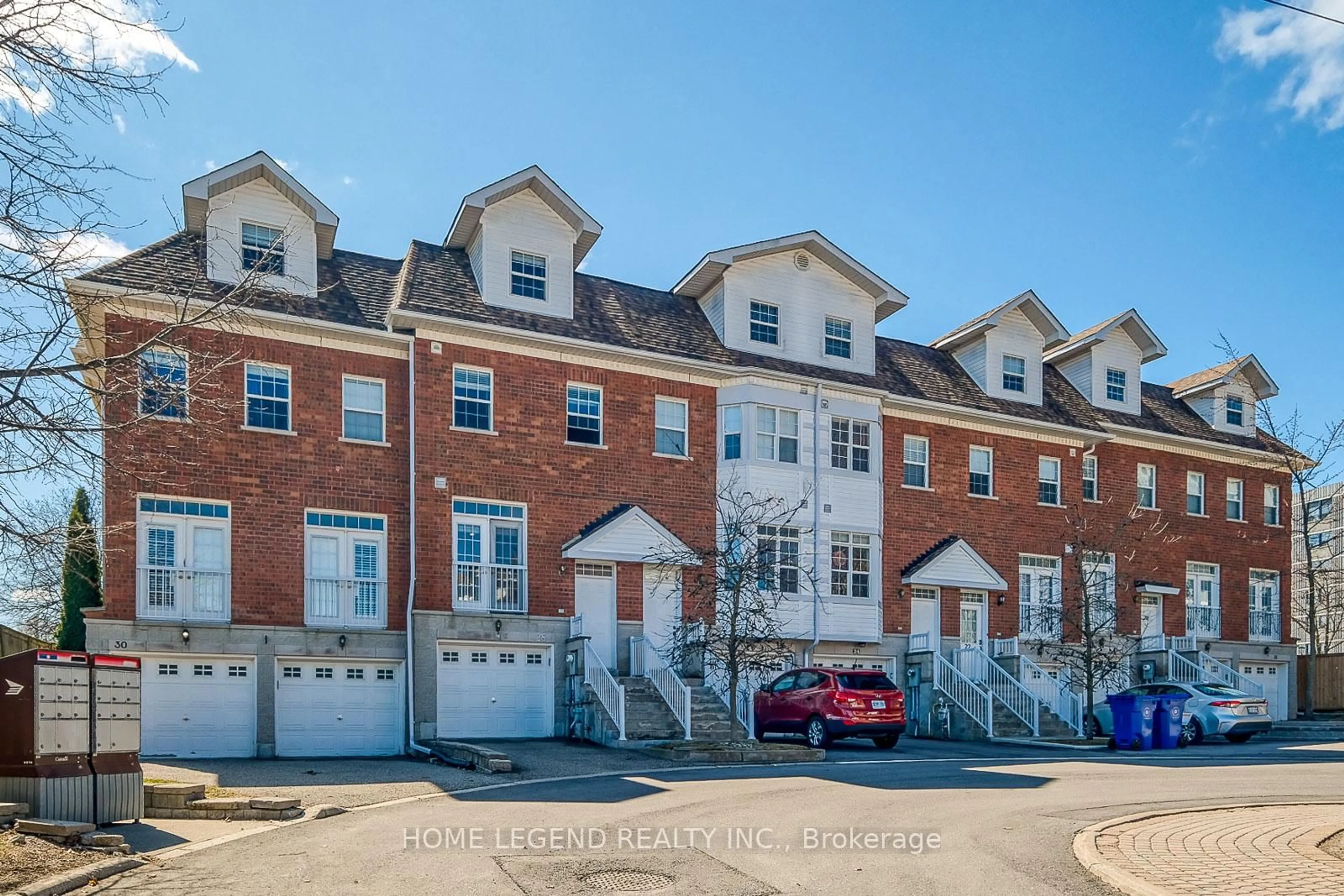A pic from outside/outdoor area/front of a property/back of a property/a pic from drone, street for 28 Loring Doolittle Crt, Aurora Ontario L4G 7Y8