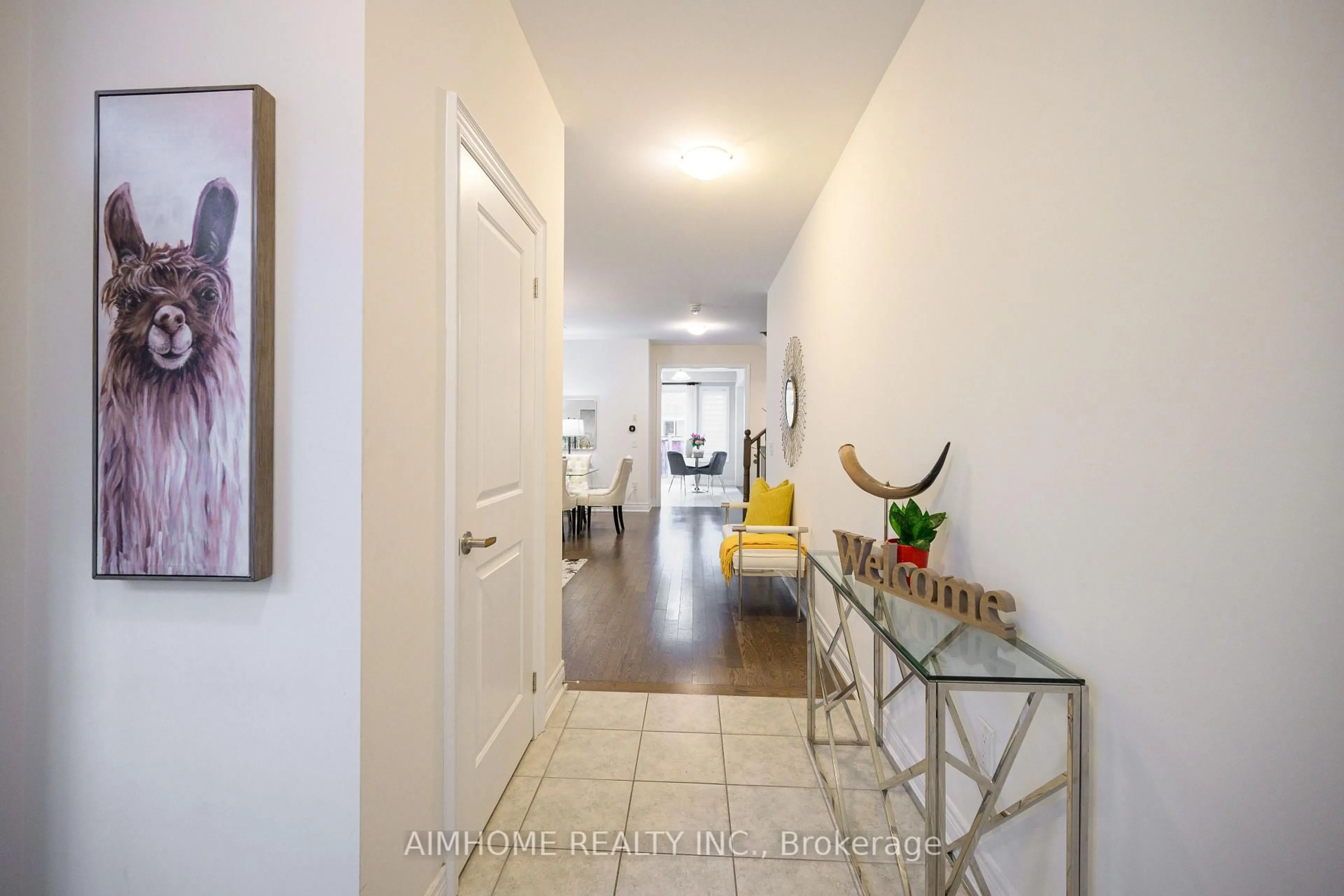 Indoor entryway for 3 Jericho Ave, Georgina Ontario L4P 0G9