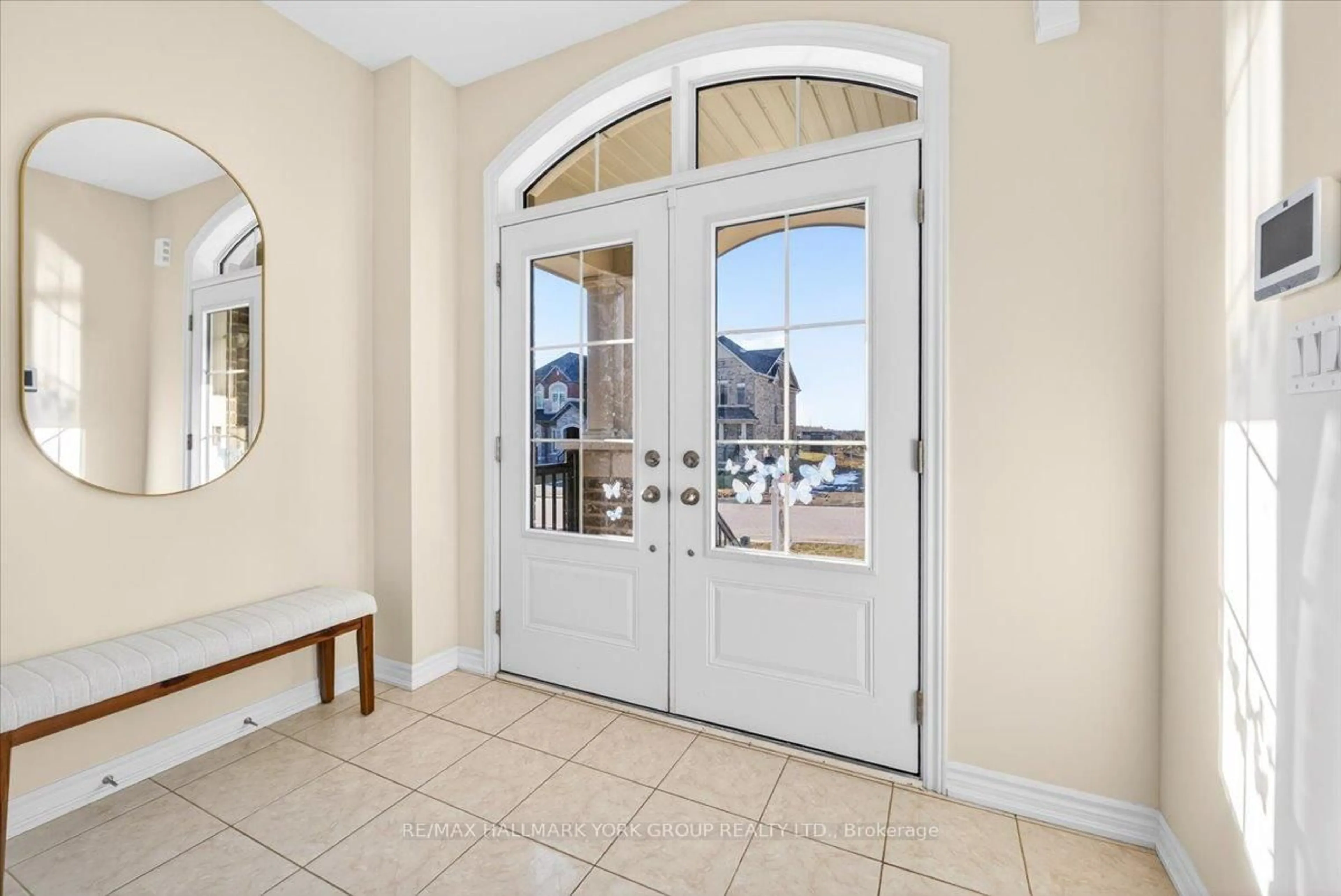 Indoor entryway for 1310 Broderick St, Innisfil Ontario L9S 0P5