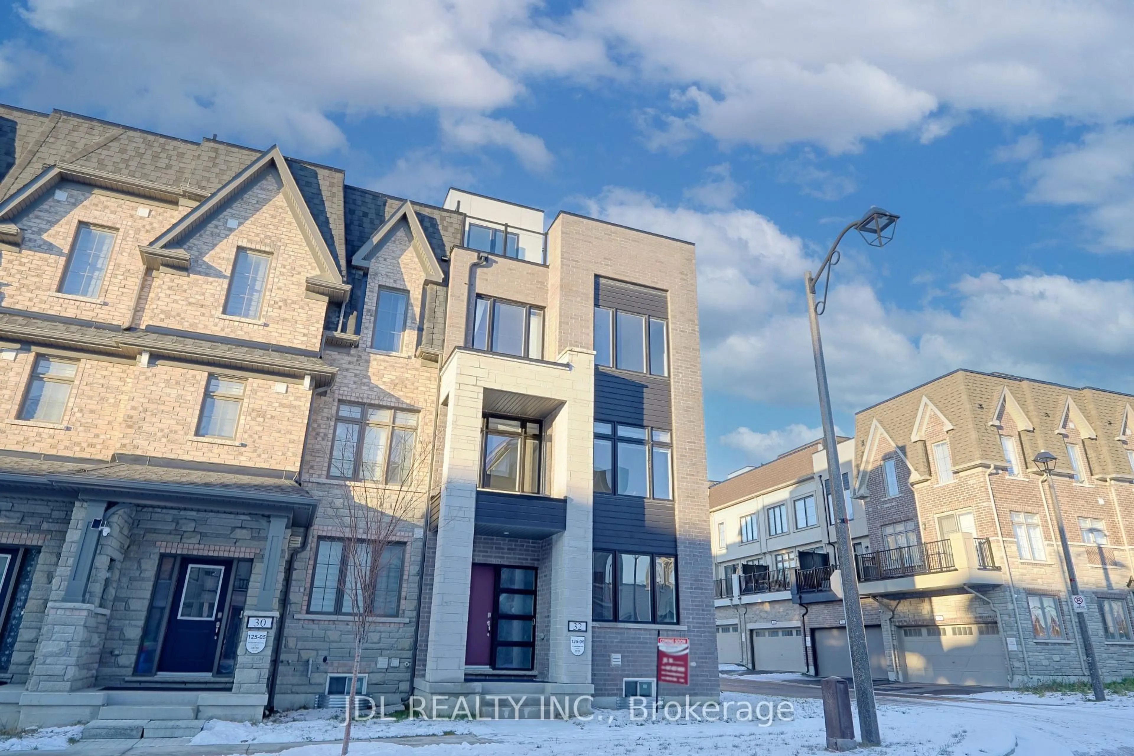 A pic from outside/outdoor area/front of a property/back of a property/a pic from drone, building for 32 Guardhouse Cres, Markham Ontario L6C 3J8
