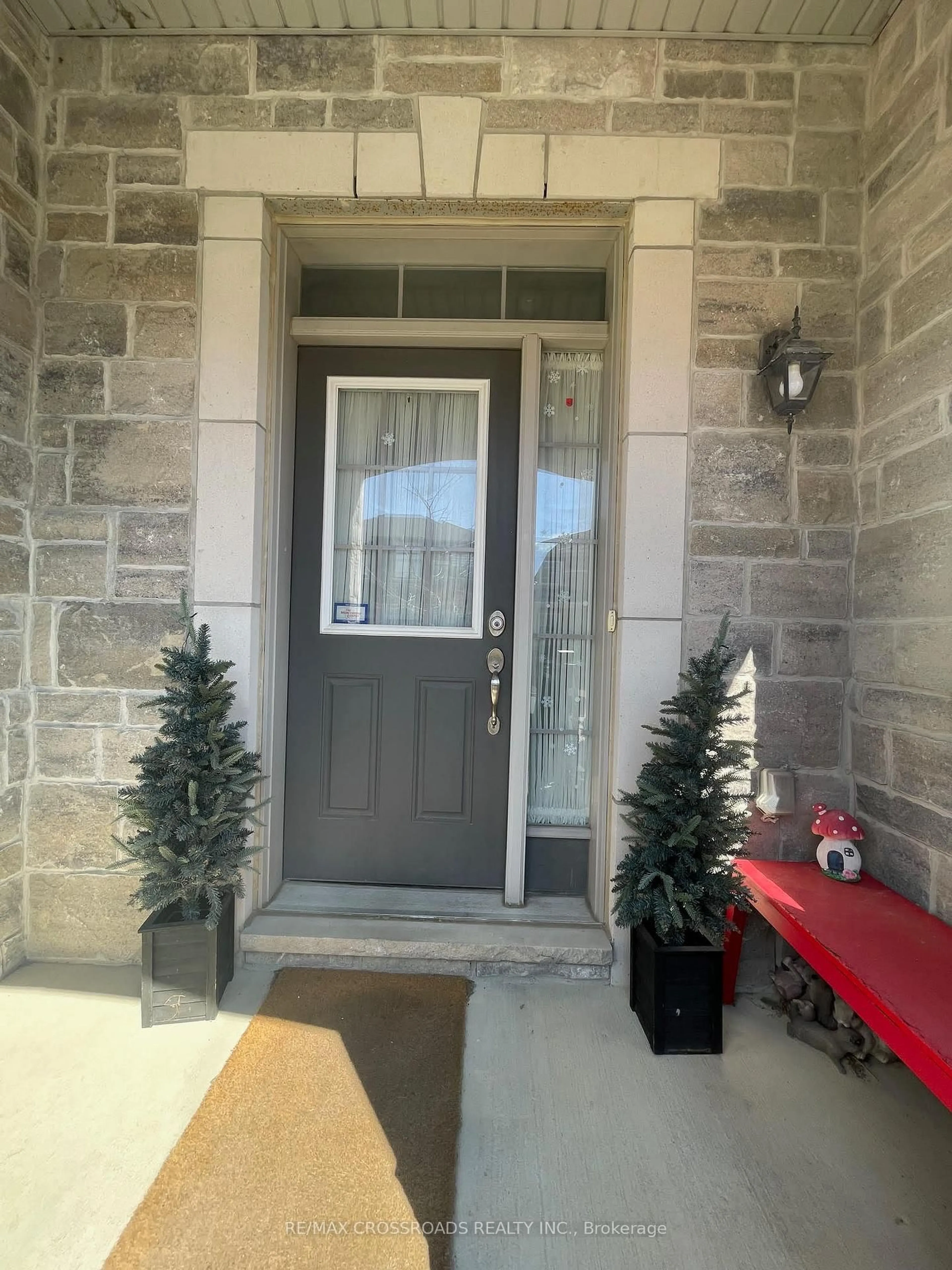 Indoor entryway for 27 Collier Cres, Markham Ontario L6E 0T2