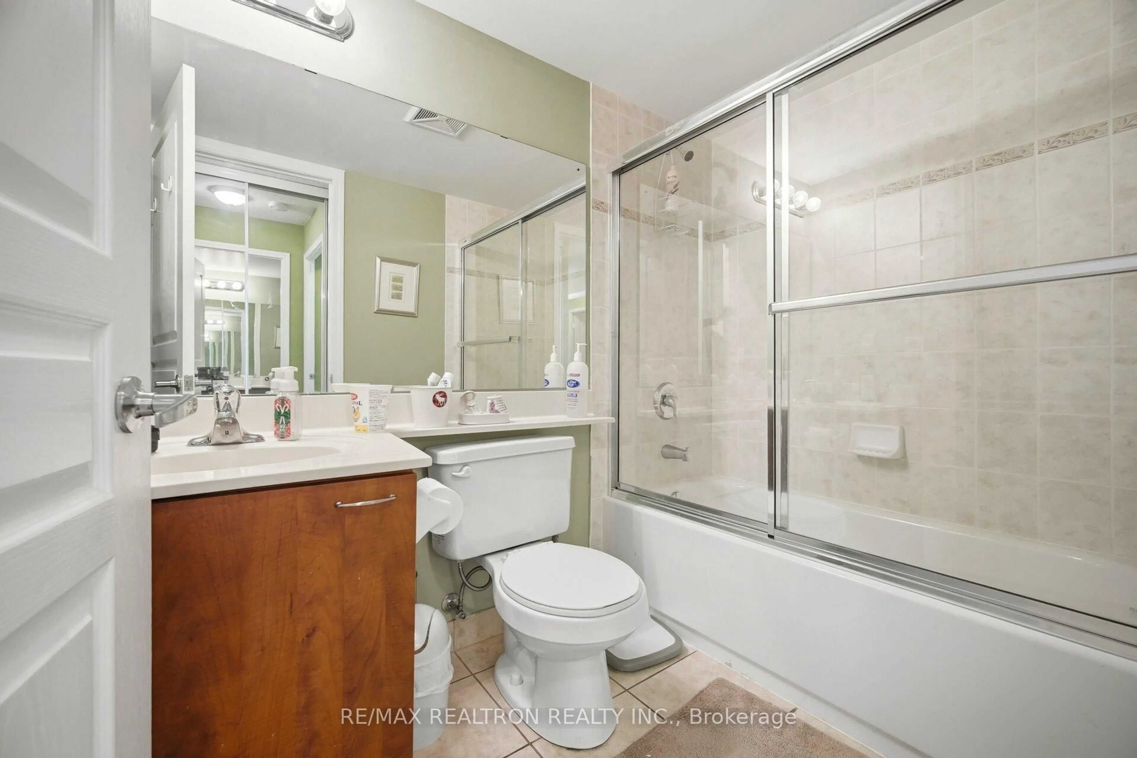 Standard bathroom, unknown for 330 Red Maple Rd #411, Richmond Hill Ontario L4C 0T6