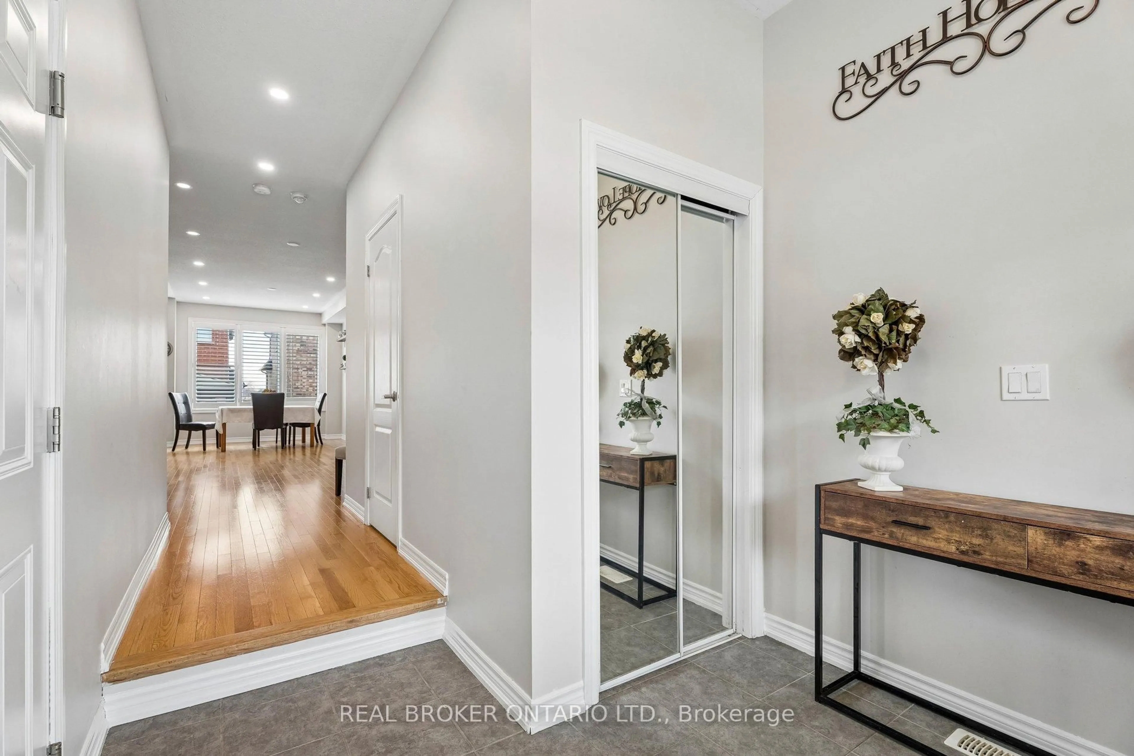 Indoor entryway for 105 Alvin Pegg Dr, East Gwillimbury Ontario L9N 0R7