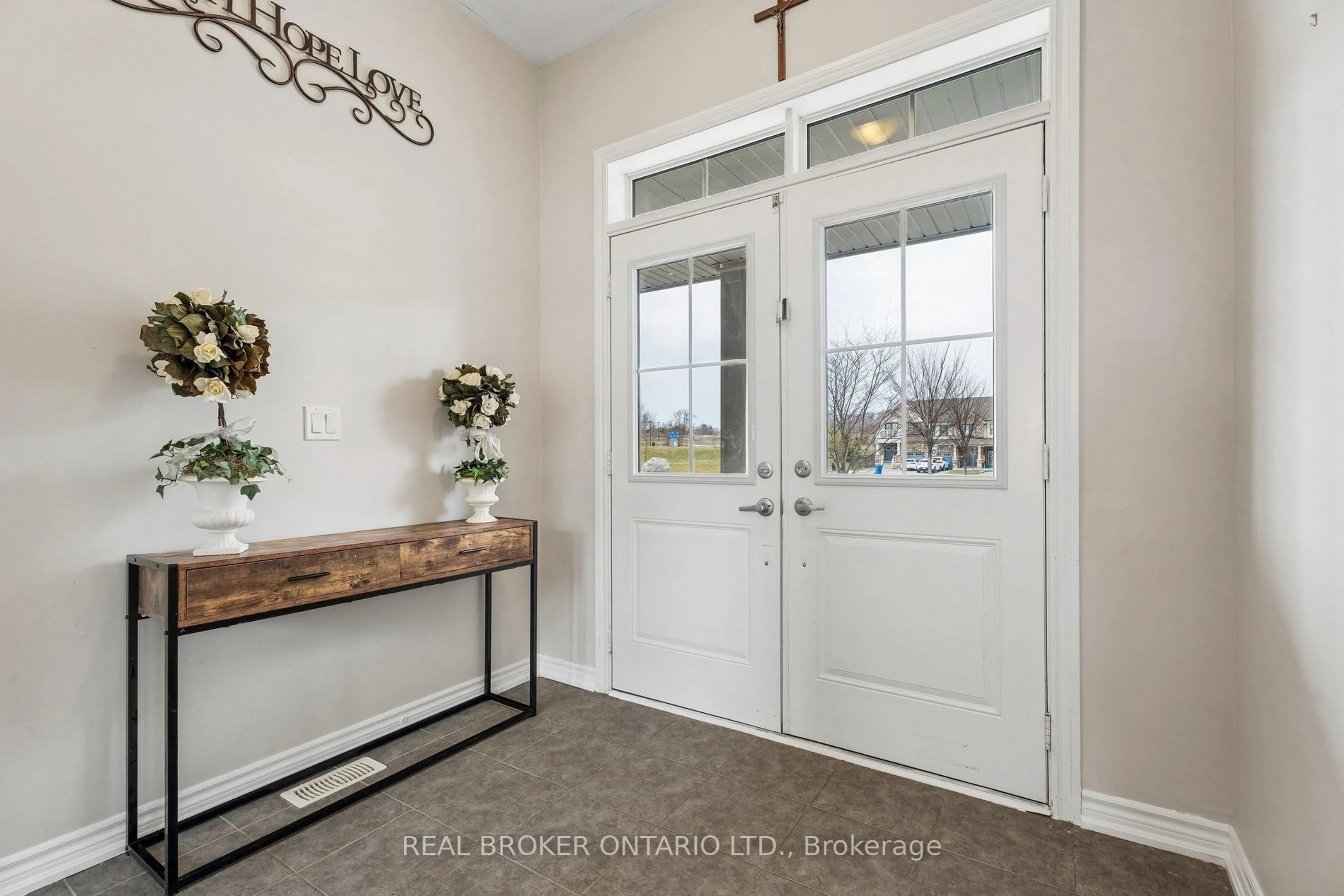 Indoor entryway for 105 Alvin Pegg Dr, East Gwillimbury Ontario L9N 0R7