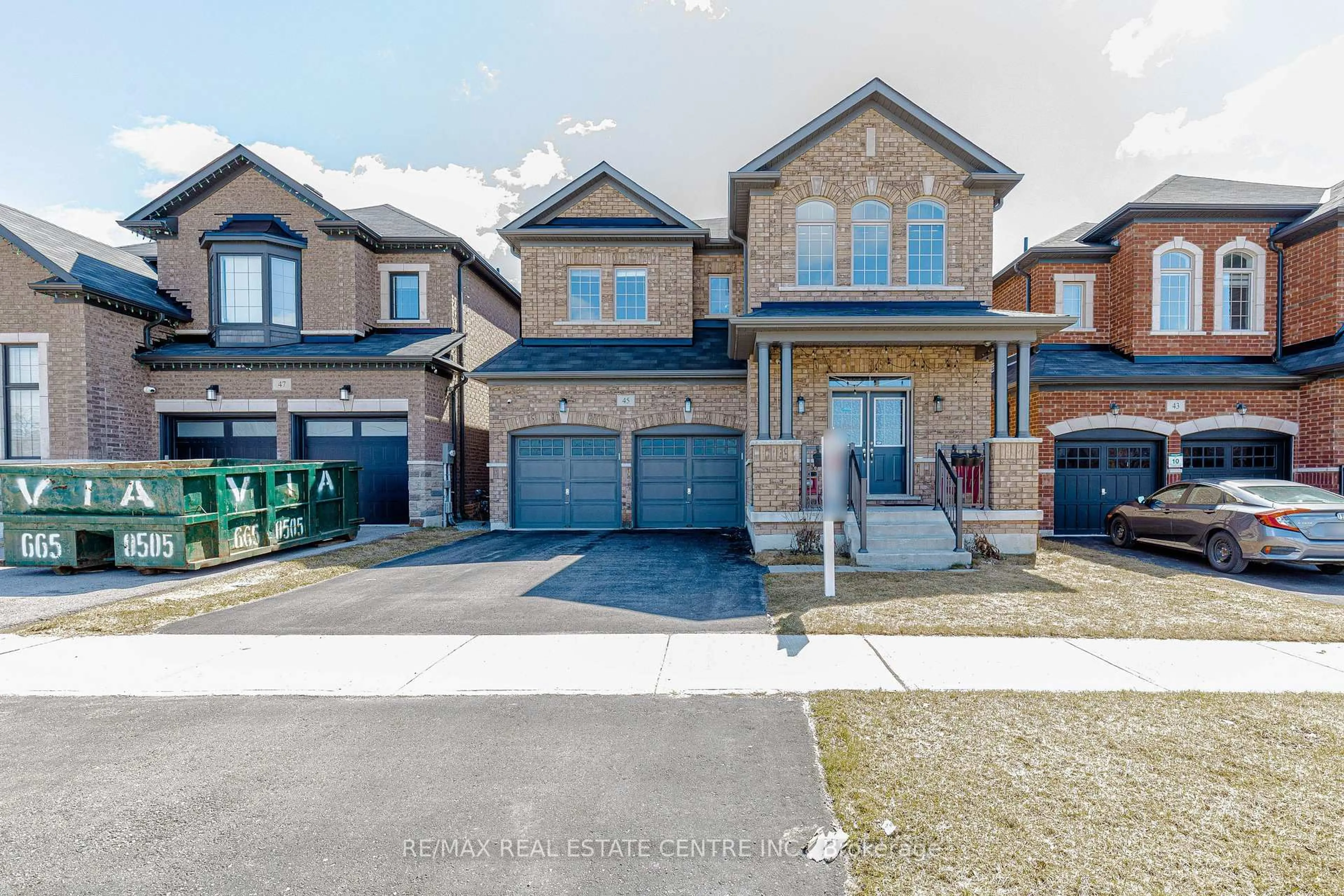Home with brick exterior material, street for 45 Carondale Sq, East Gwillimbury Ontario L9N 0X6