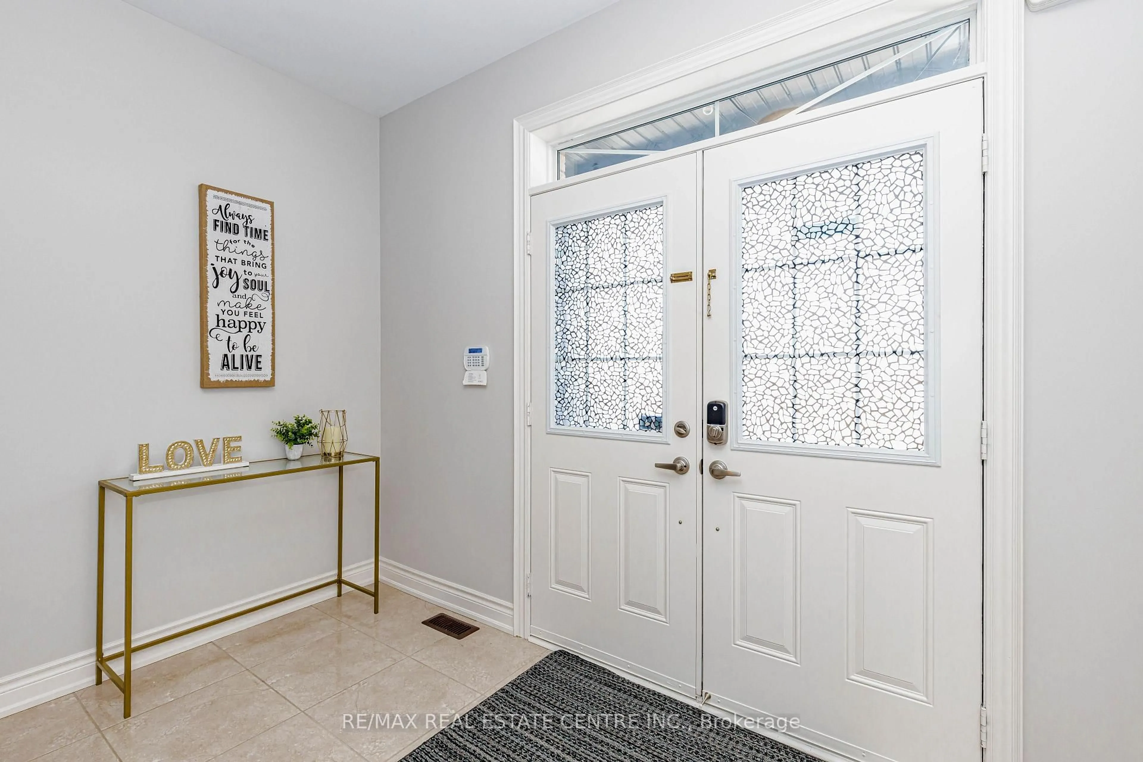 Indoor entryway for 45 Carondale Sq, East Gwillimbury Ontario L9N 0X6