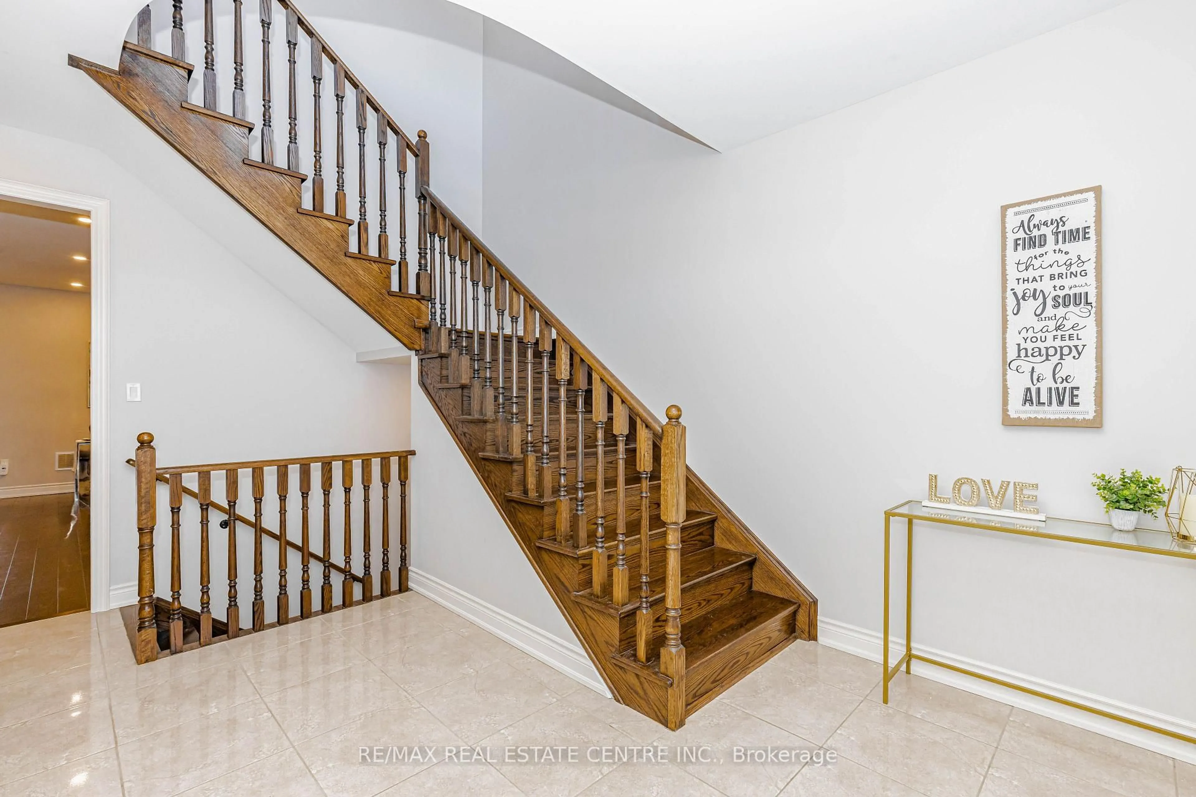 Stairs for 45 Carondale Sq, East Gwillimbury Ontario L9N 0X6