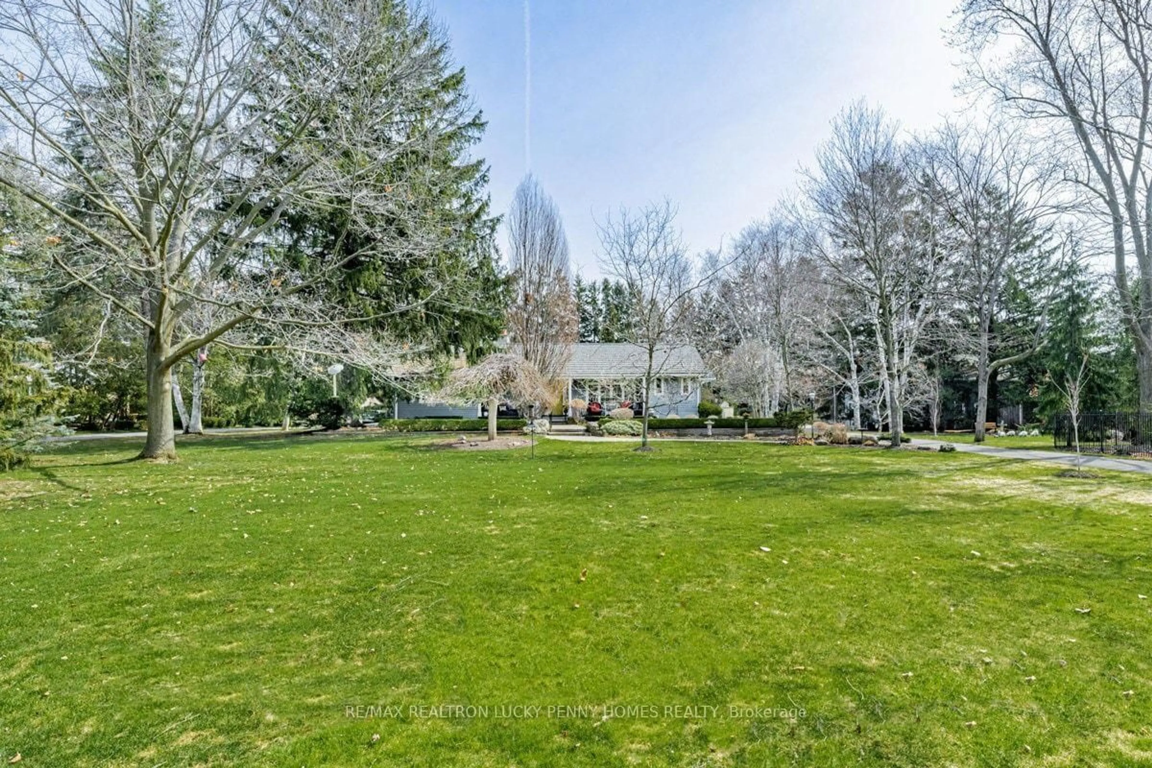 A pic from outside/outdoor area/front of a property/back of a property/a pic from drone, unknown for 9 Orchard St, Markham Ontario L3P 2S9