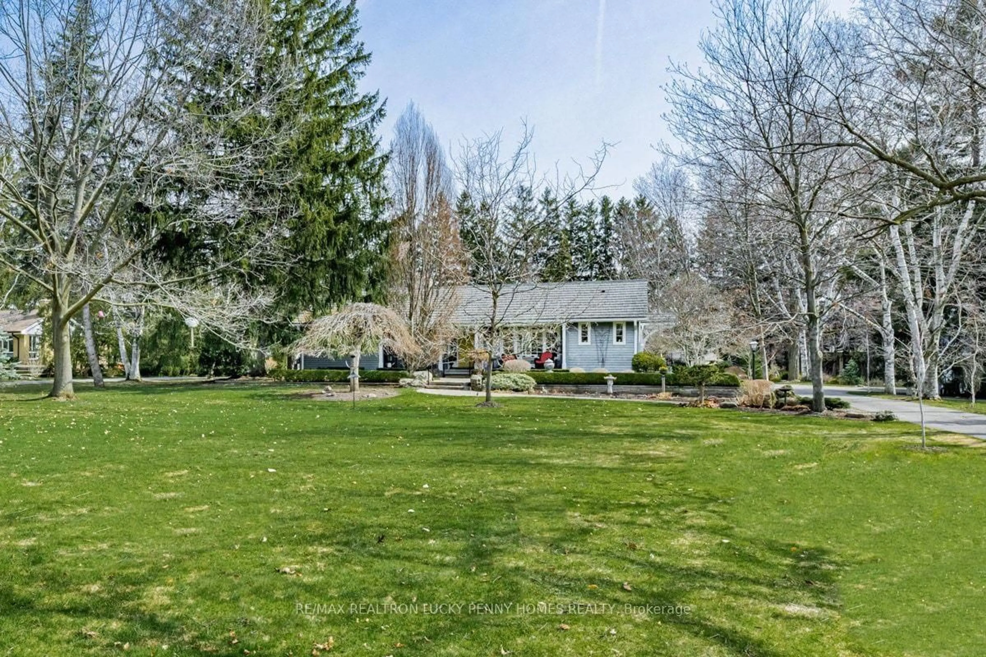 A pic from outside/outdoor area/front of a property/back of a property/a pic from drone, unknown for 9 Orchard St, Markham Ontario L3P 2S9