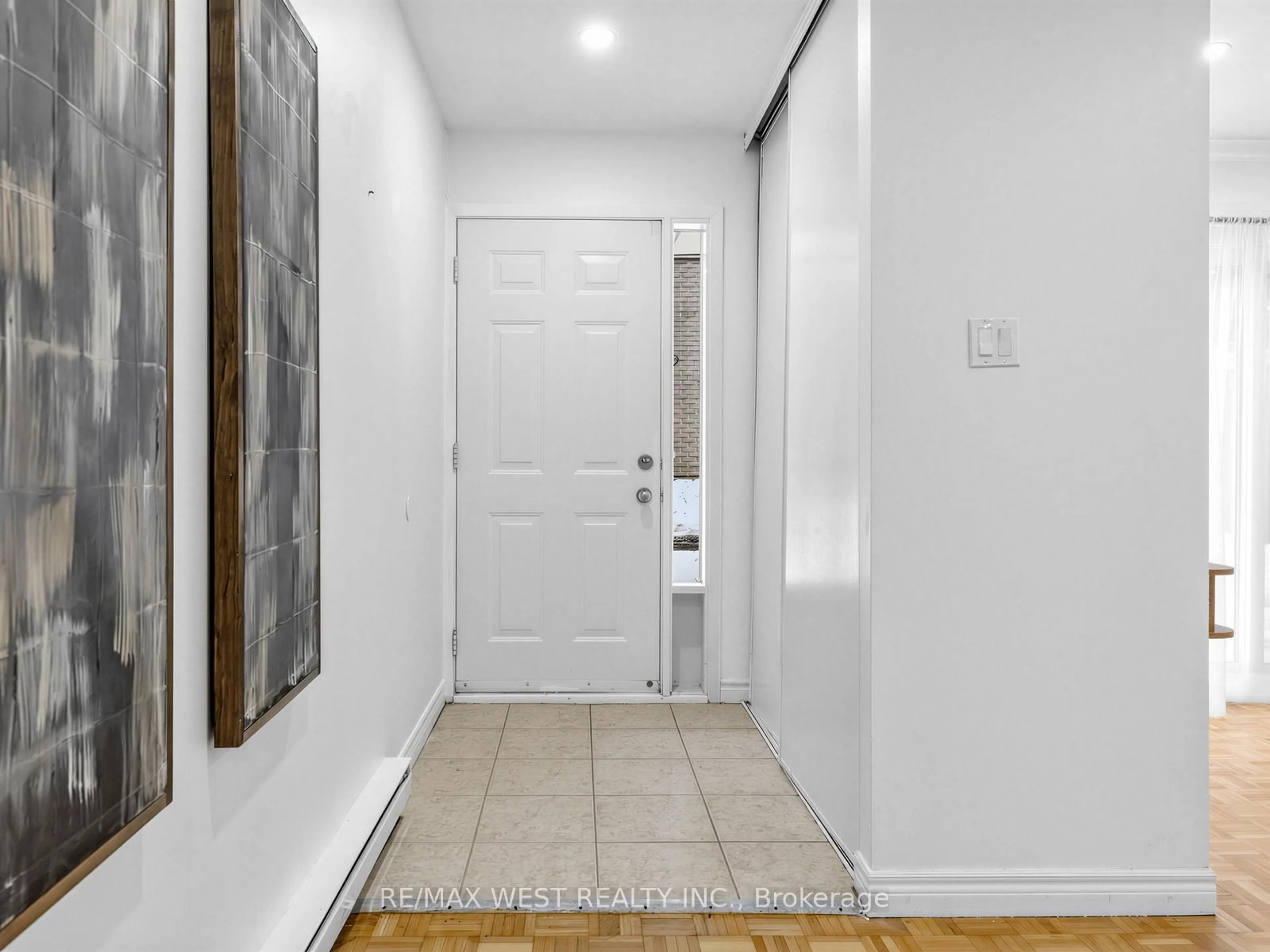 Indoor entryway for 246 Milestone Cres #117, Aurora Ontario L4G 3M2