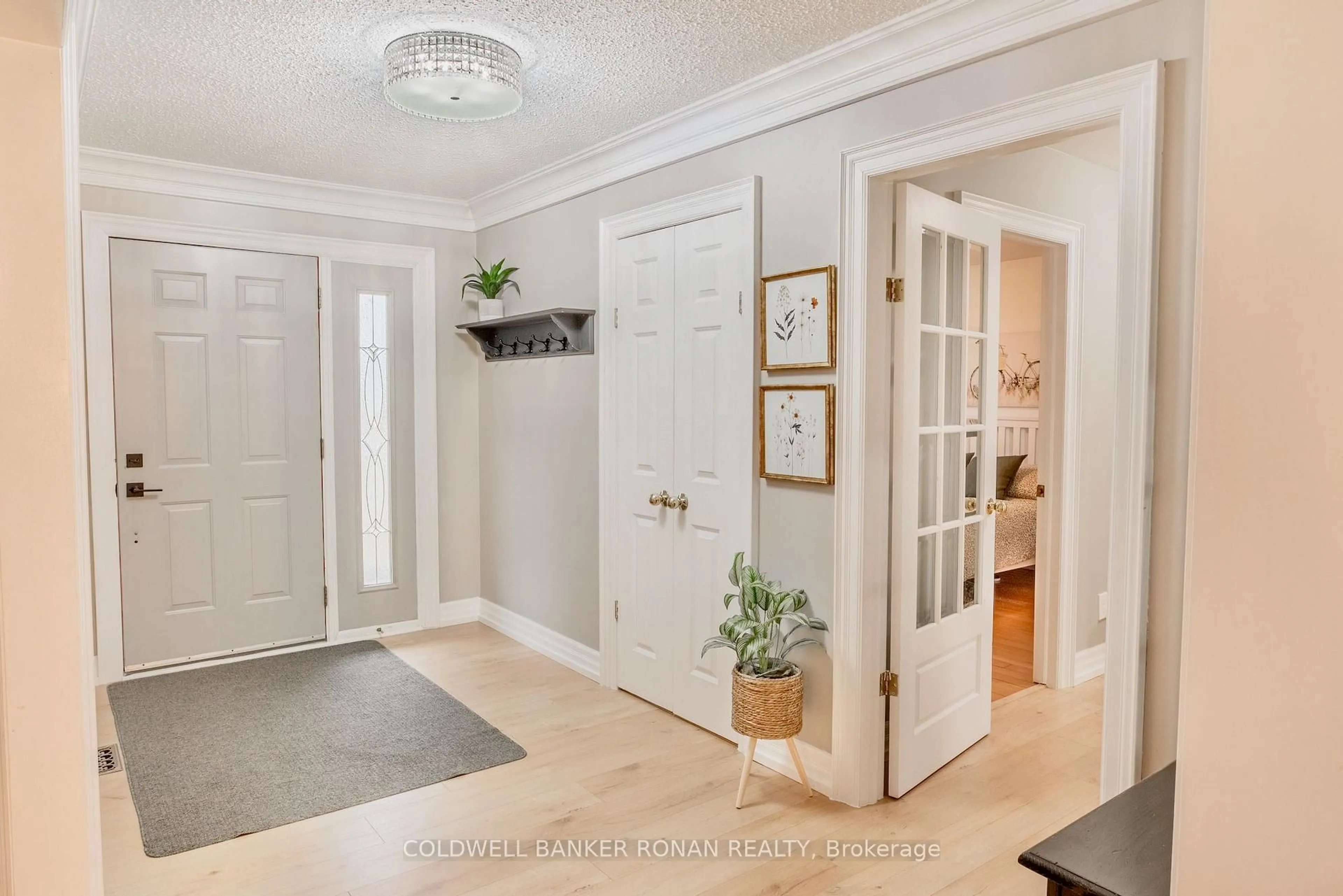 Indoor entryway for 7157 5th Line, New Tecumseth Ontario L0G 1W0