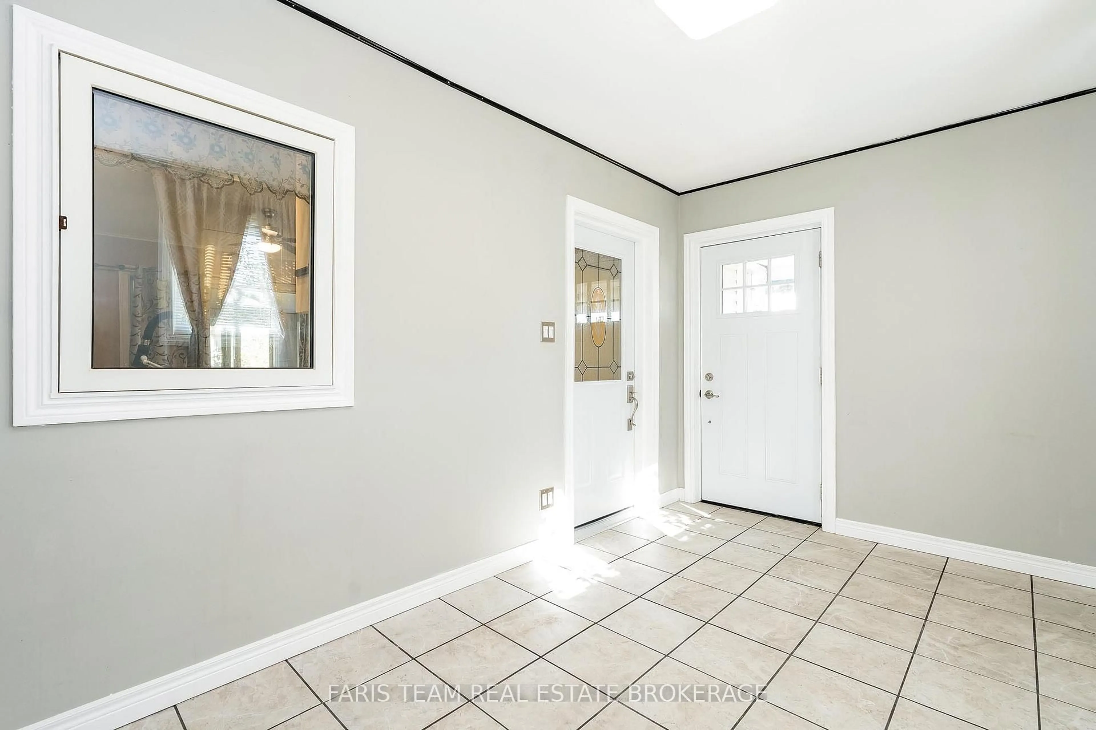 Indoor entryway for 13 Sunrise Circ, Bradford West Gwillimbury Ontario L3Z 2A5