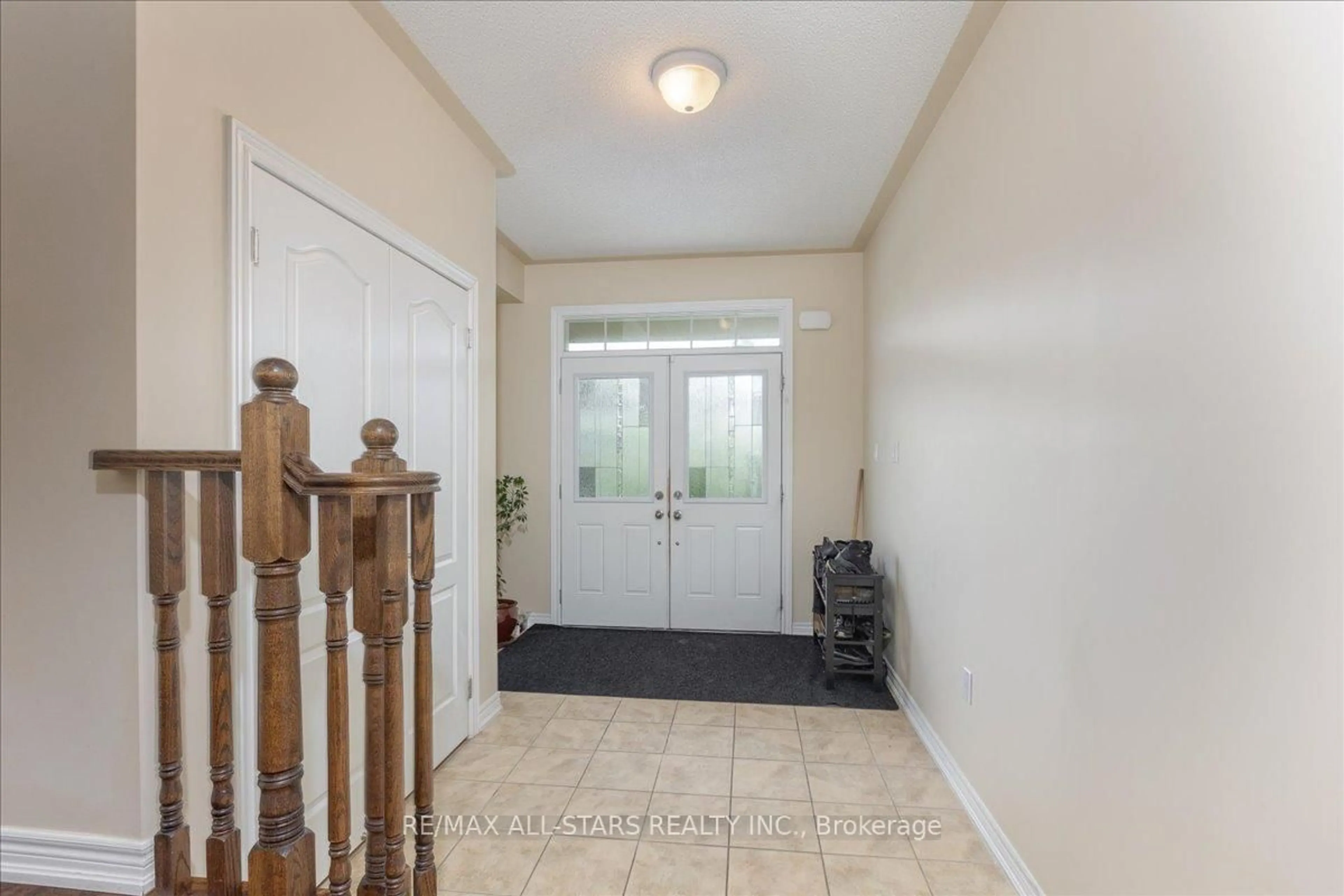 Indoor entryway for 27 Scotia Rd, Georgina Ontario L0E 1R0