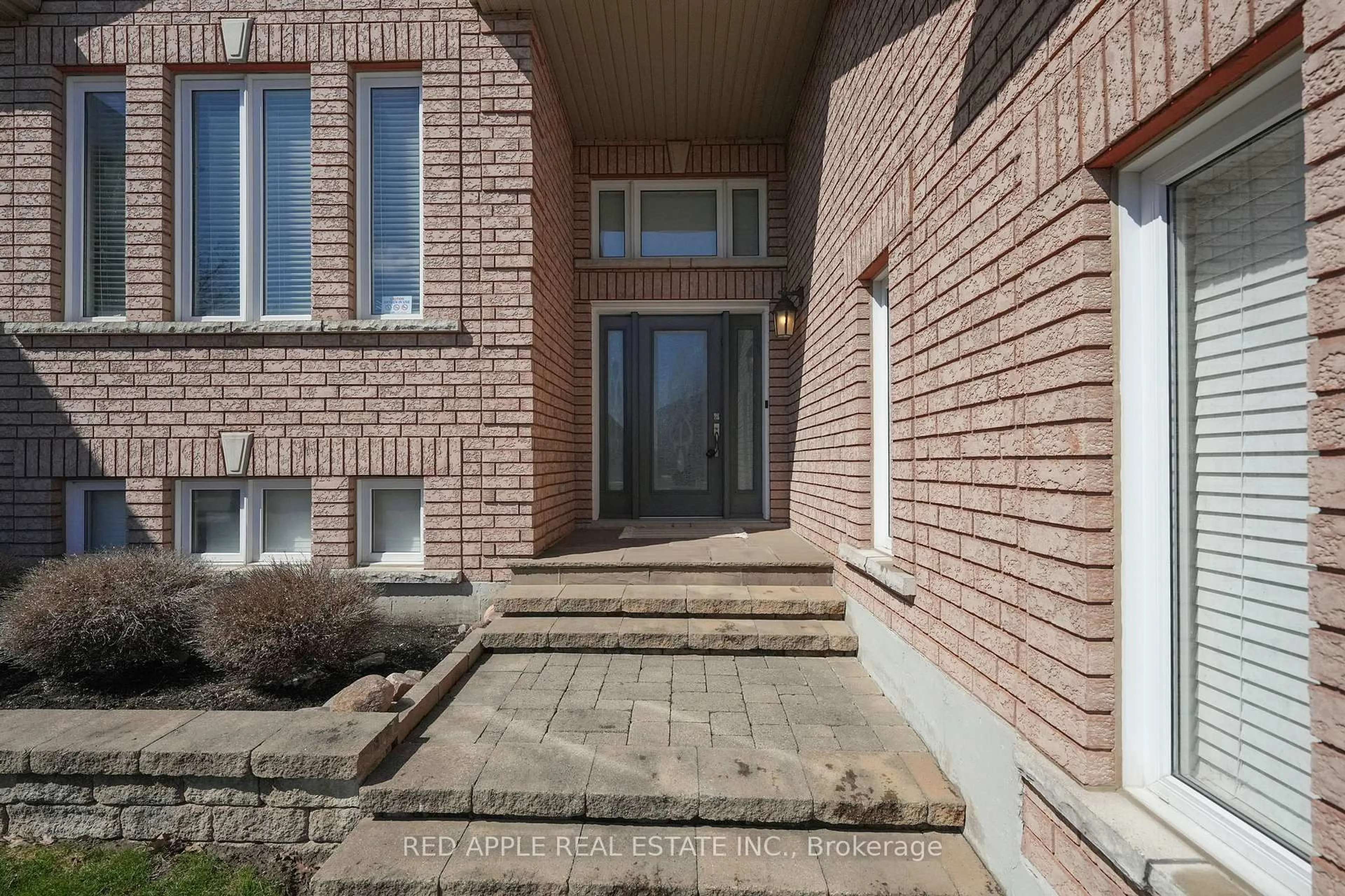 Home with brick exterior material, street for 46 Bannerman Dr, Bradford West Gwillimbury Ontario L3Z 3J7