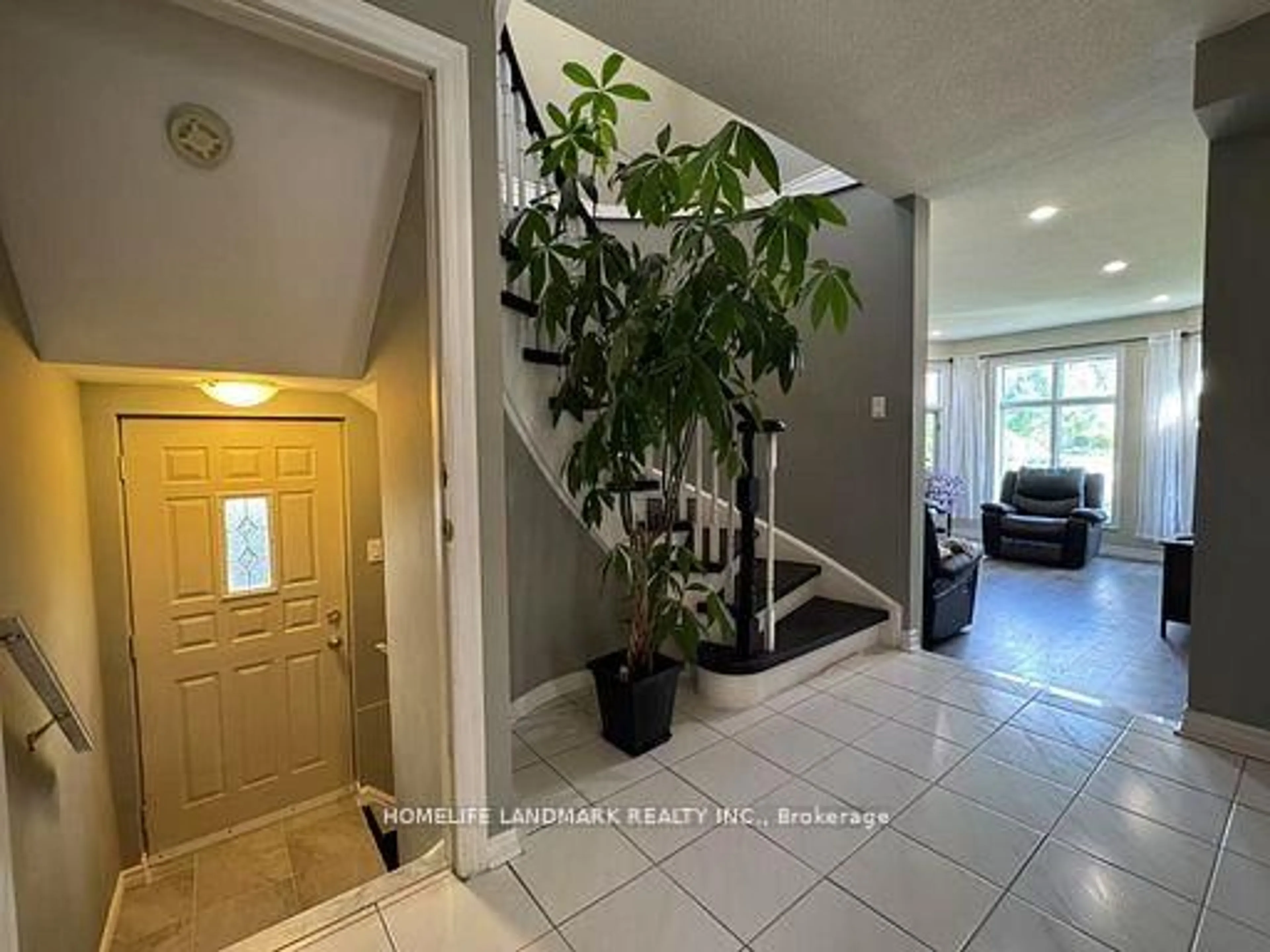 Indoor entryway for 492 Traviss Dr, Newmarket Ontario L3Y 7K5
