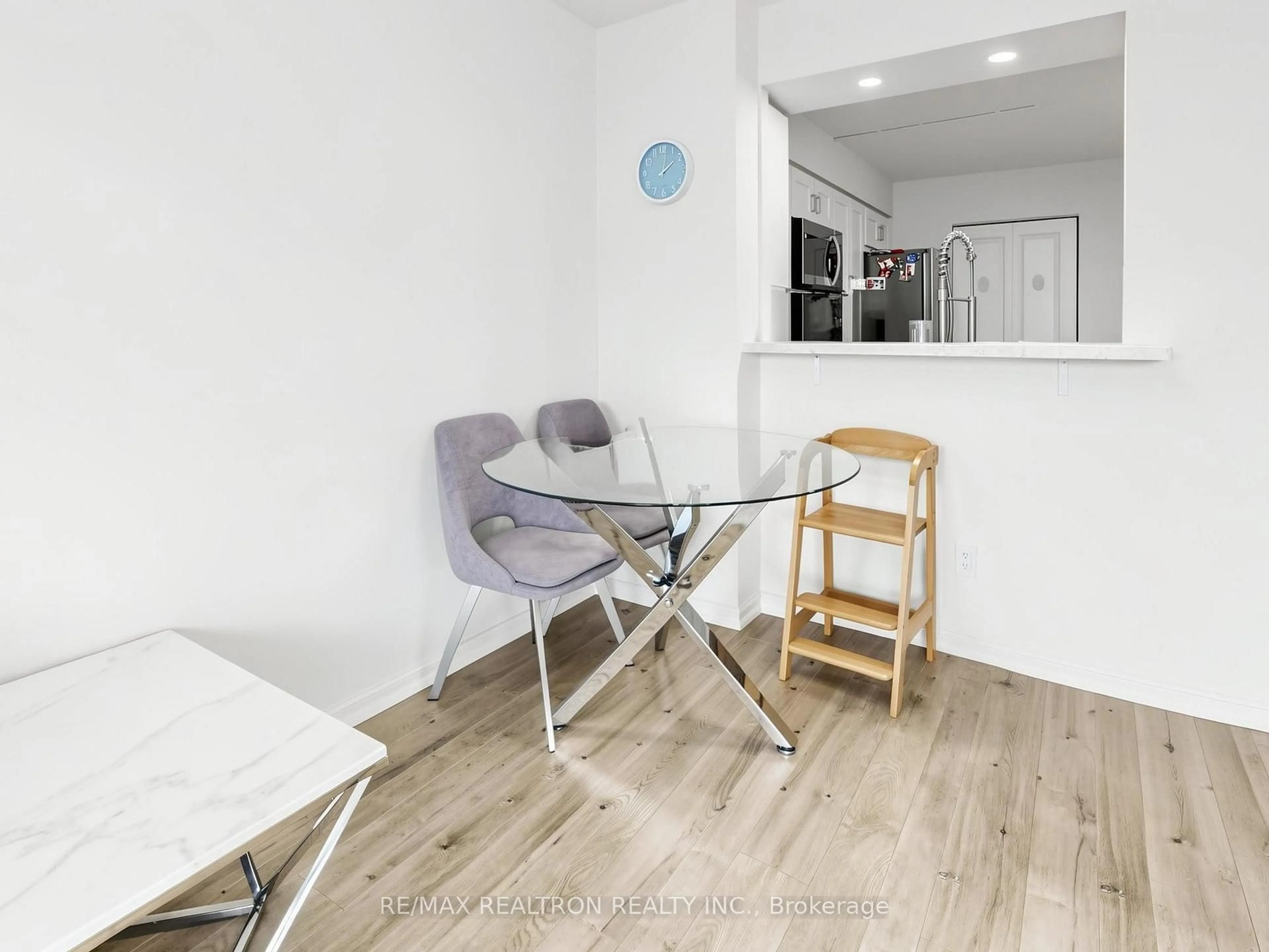 A pic of a room for 120 Promenade Circ #406, Vaughan Ontario L4J 7W9