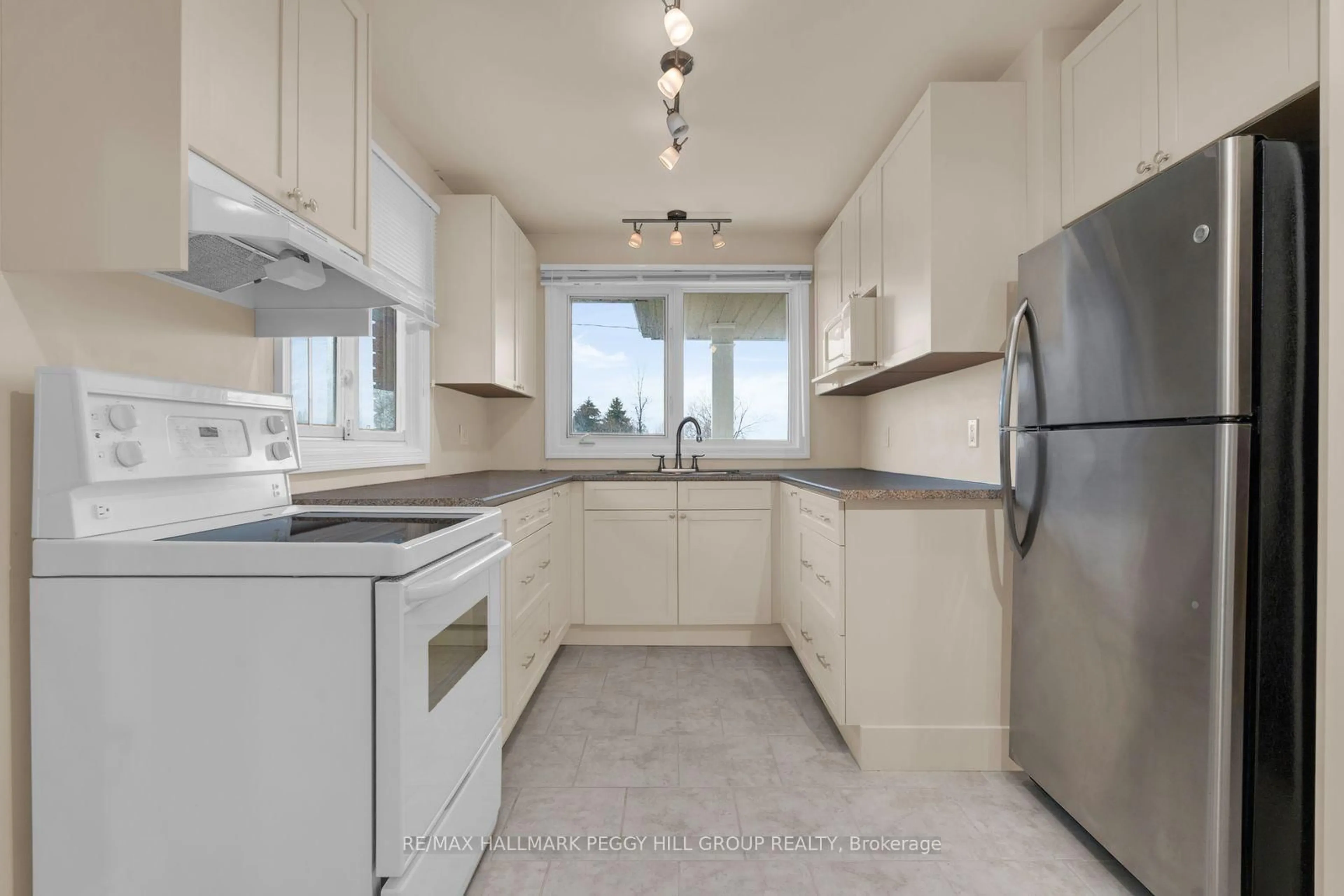 Standard kitchen, ceramic/tile floor for 2069 Gilford Rd, Innisfil Ontario L0L 1R0