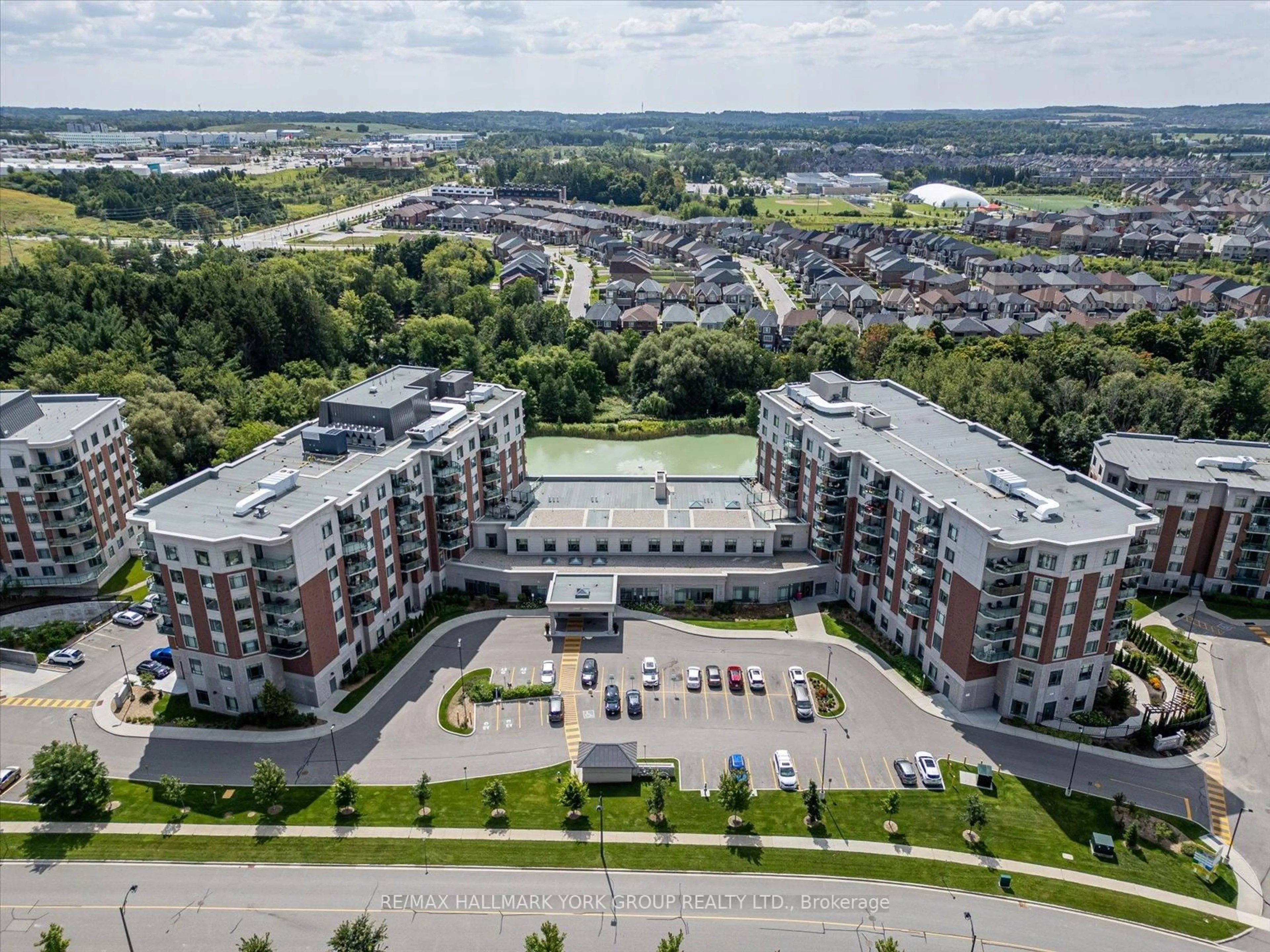 A pic from outside/outdoor area/front of a property/back of a property/a pic from drone, city buildings view from balcony for 460 William Graham Dr #116, Aurora Ontario L4G 1X9