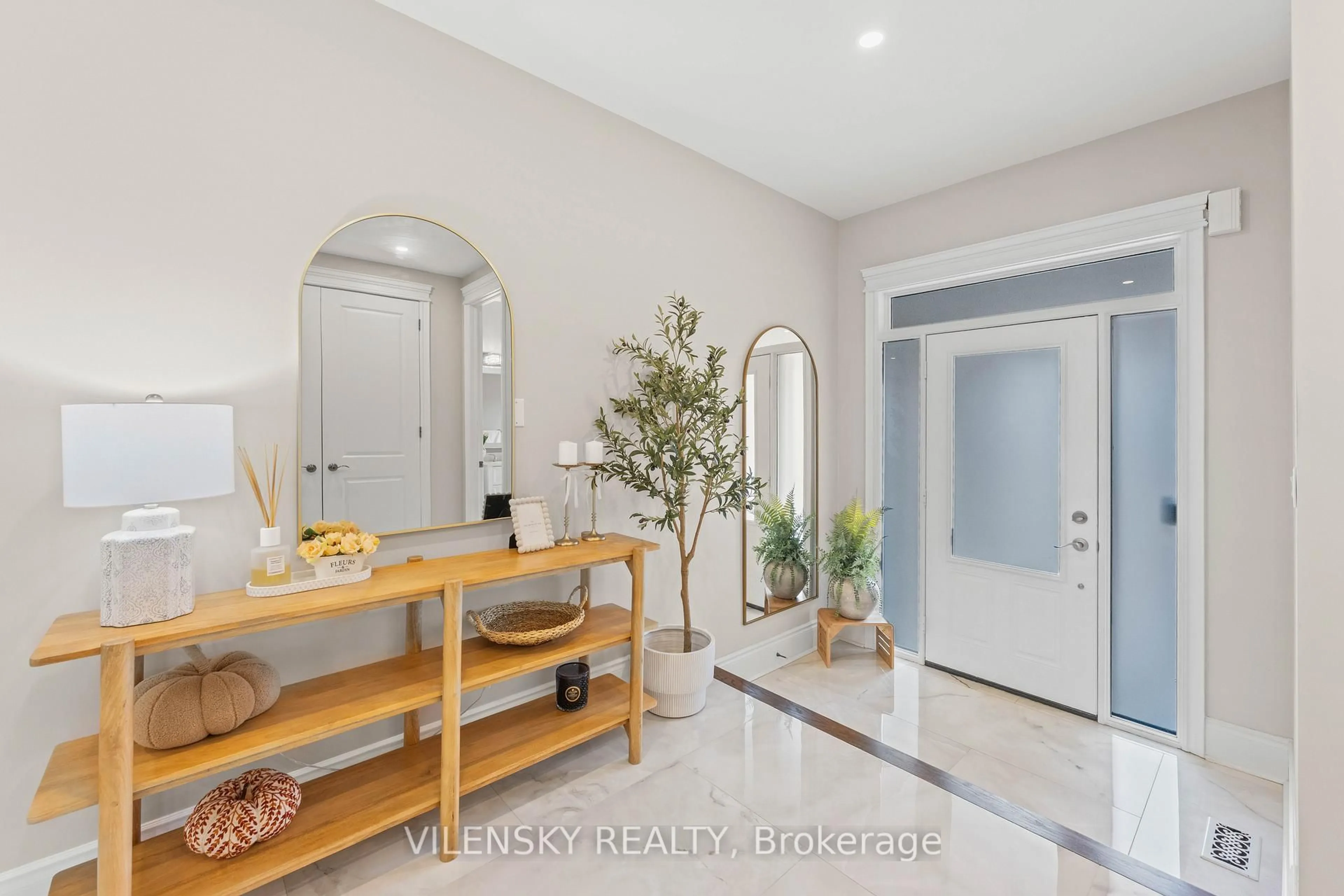 Indoor entryway for 235 Israel Zilber Dr, Vaughan Ontario L6A 0L5