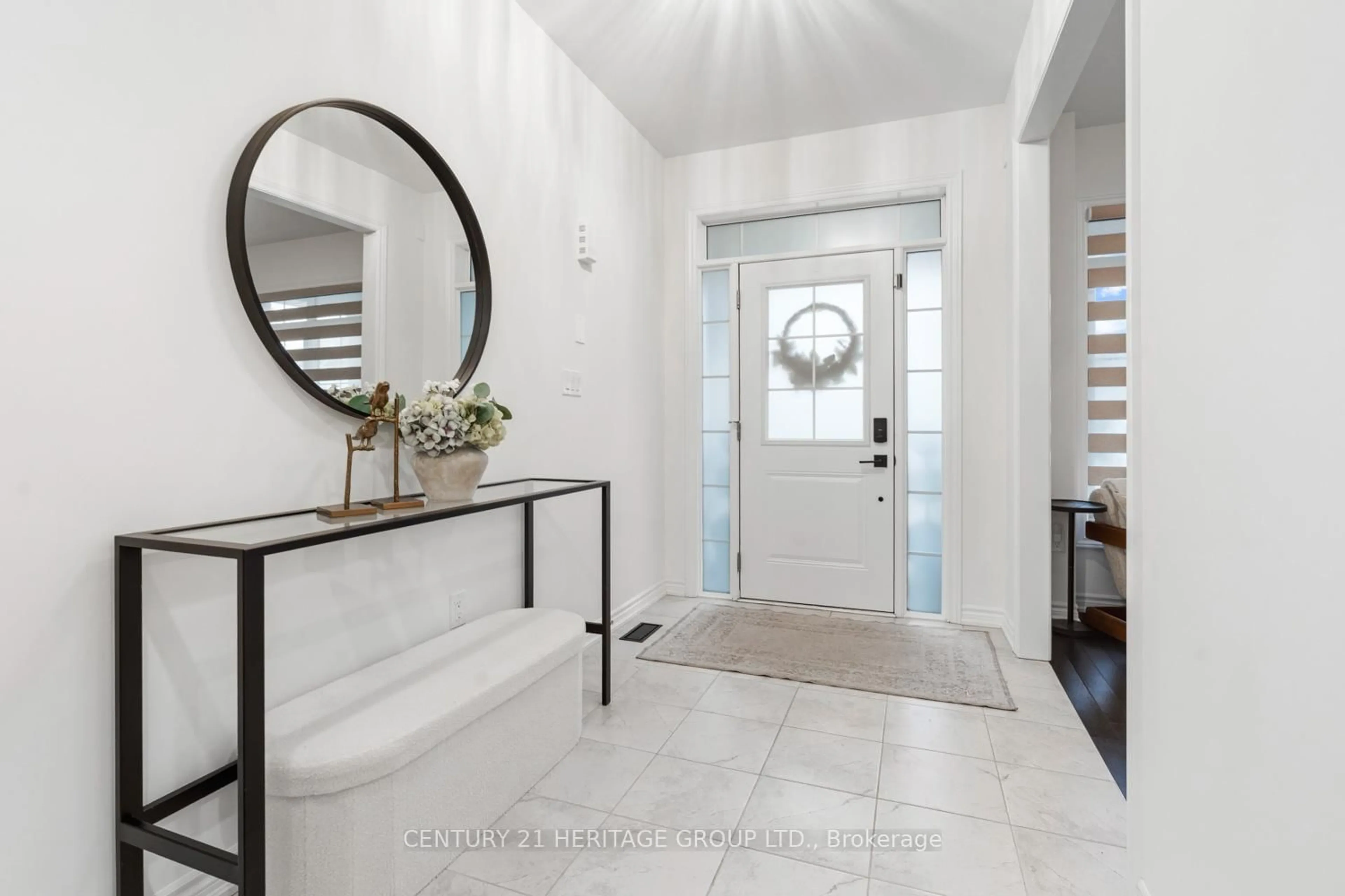 Indoor entryway for 1530 Harker St, Innisfil Ontario L9S 0J9