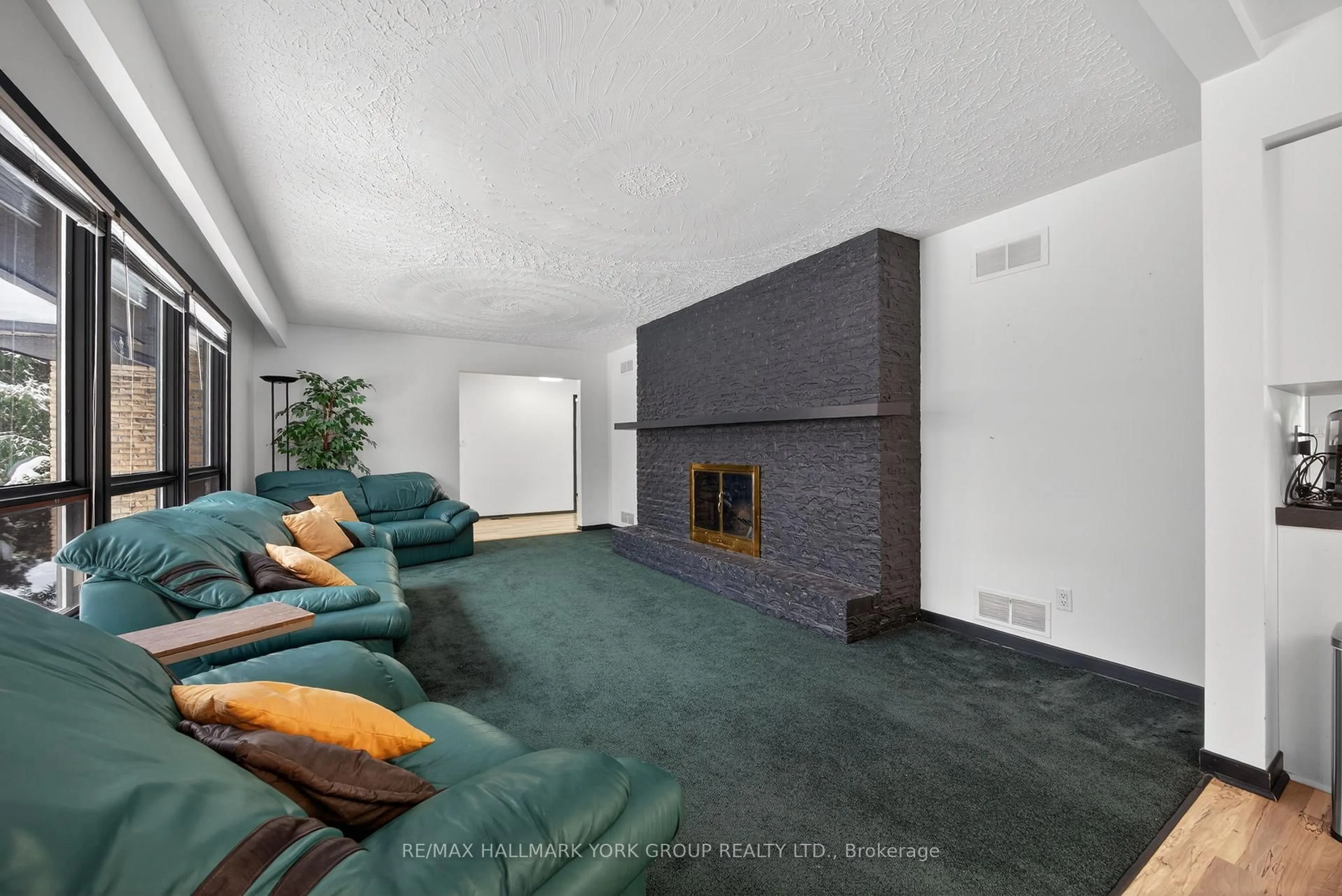 Living room with furniture, unknown for 570 Kettleby Rd, King Ontario L7B 0C9