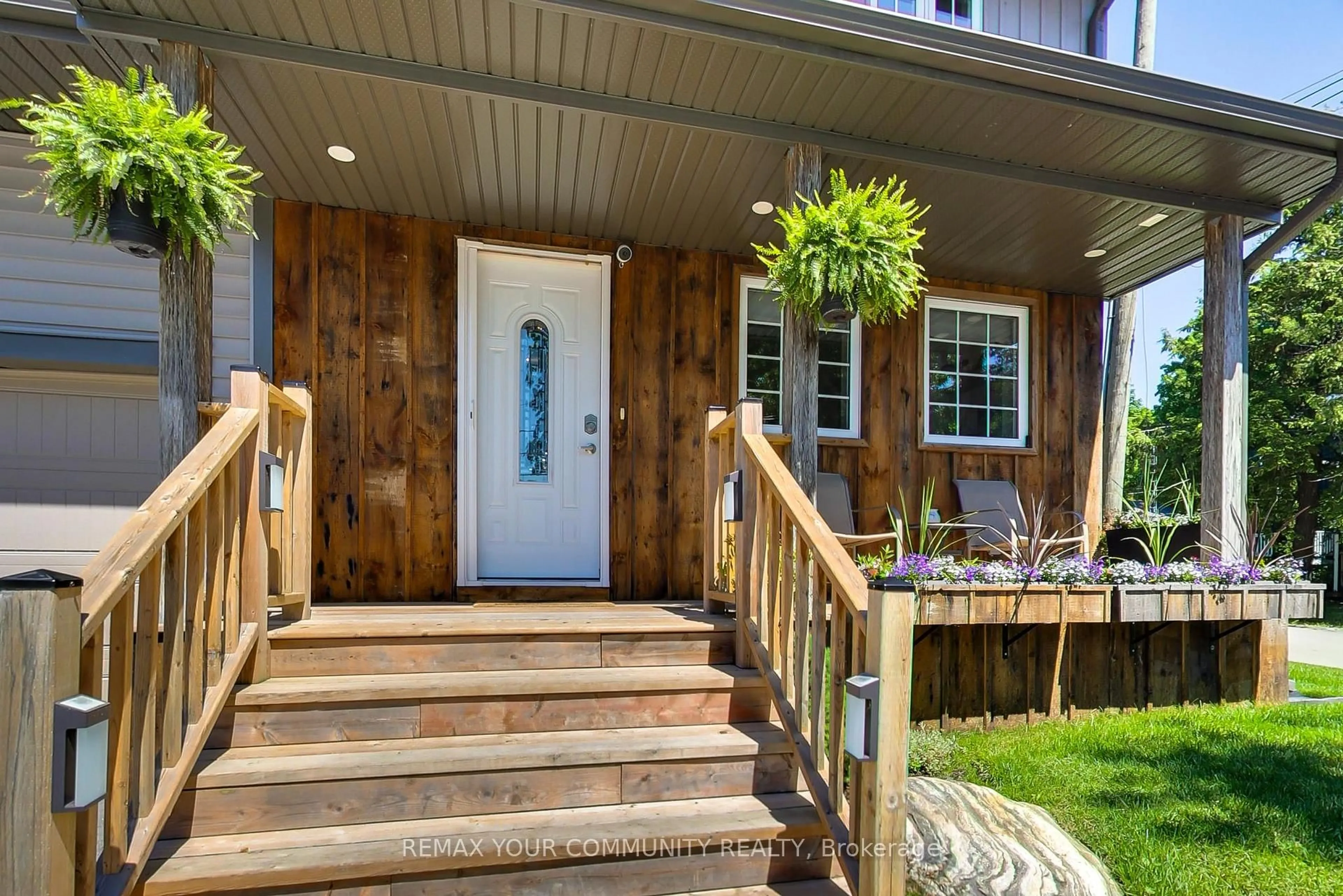 Indoor entryway for 826 Adams Rd, Innisfil Ontario L9S 4E1