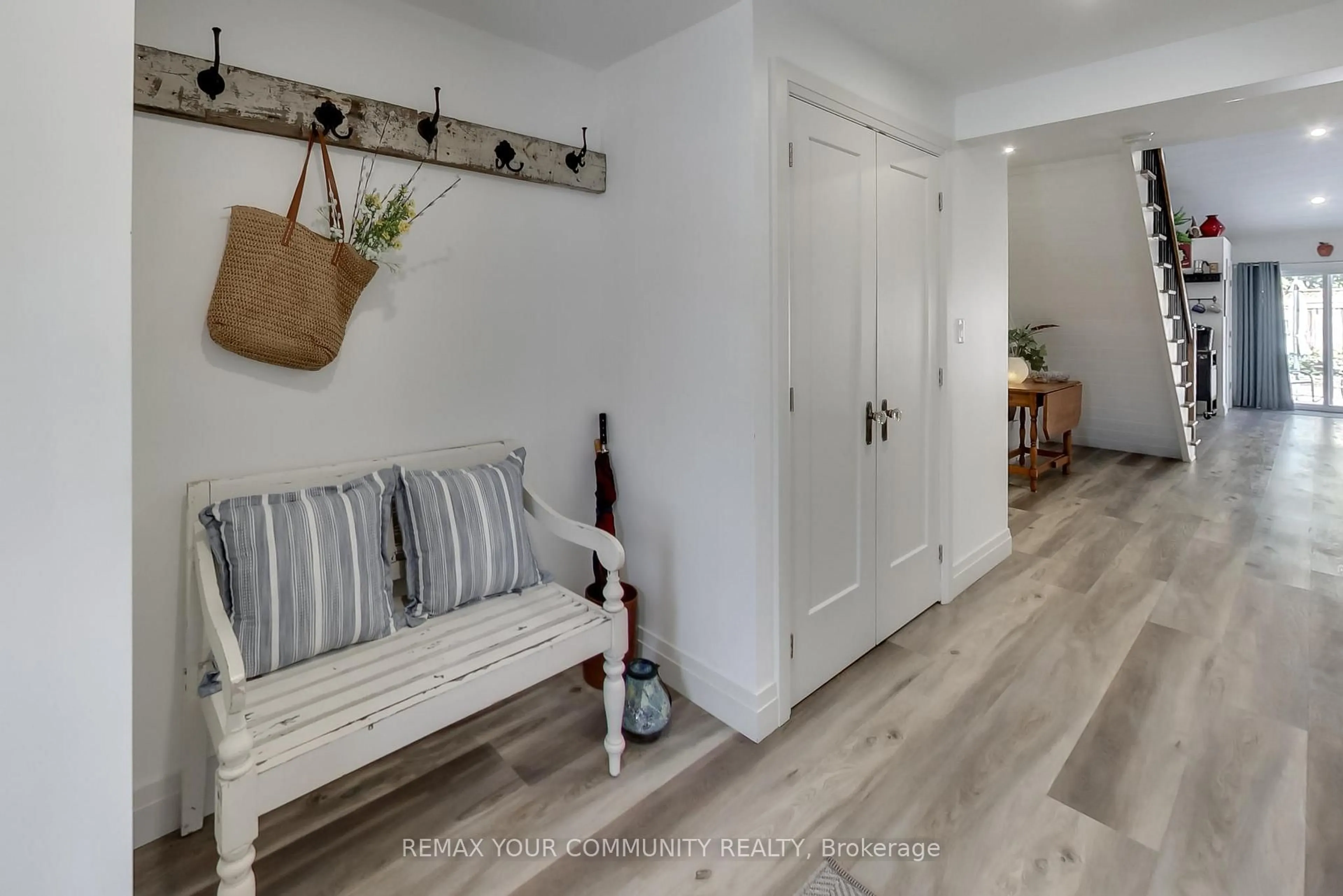 Indoor entryway for 826 Adams Rd, Innisfil Ontario L9S 4E1