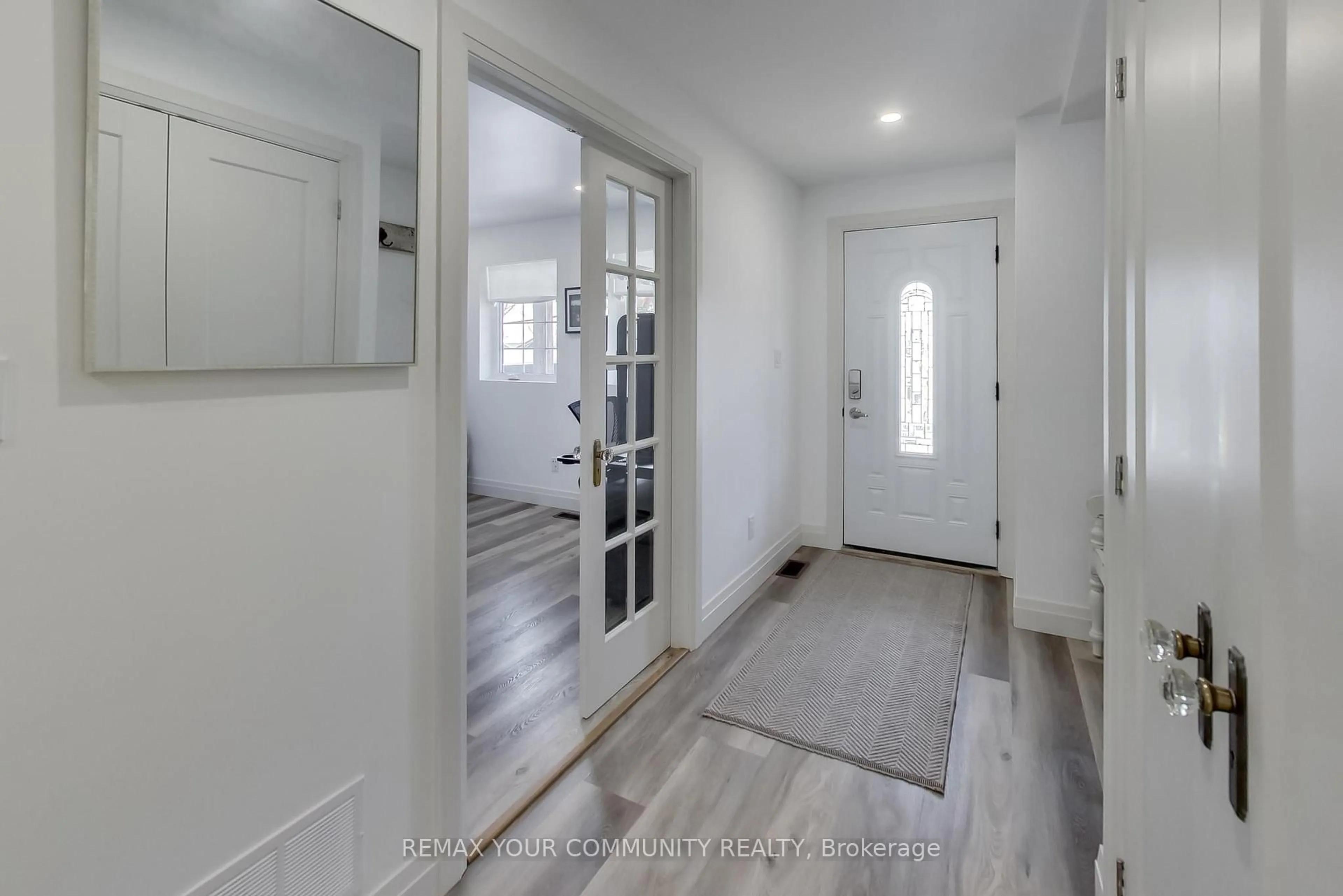 Indoor entryway for 826 Adams Rd, Innisfil Ontario L9S 4E1