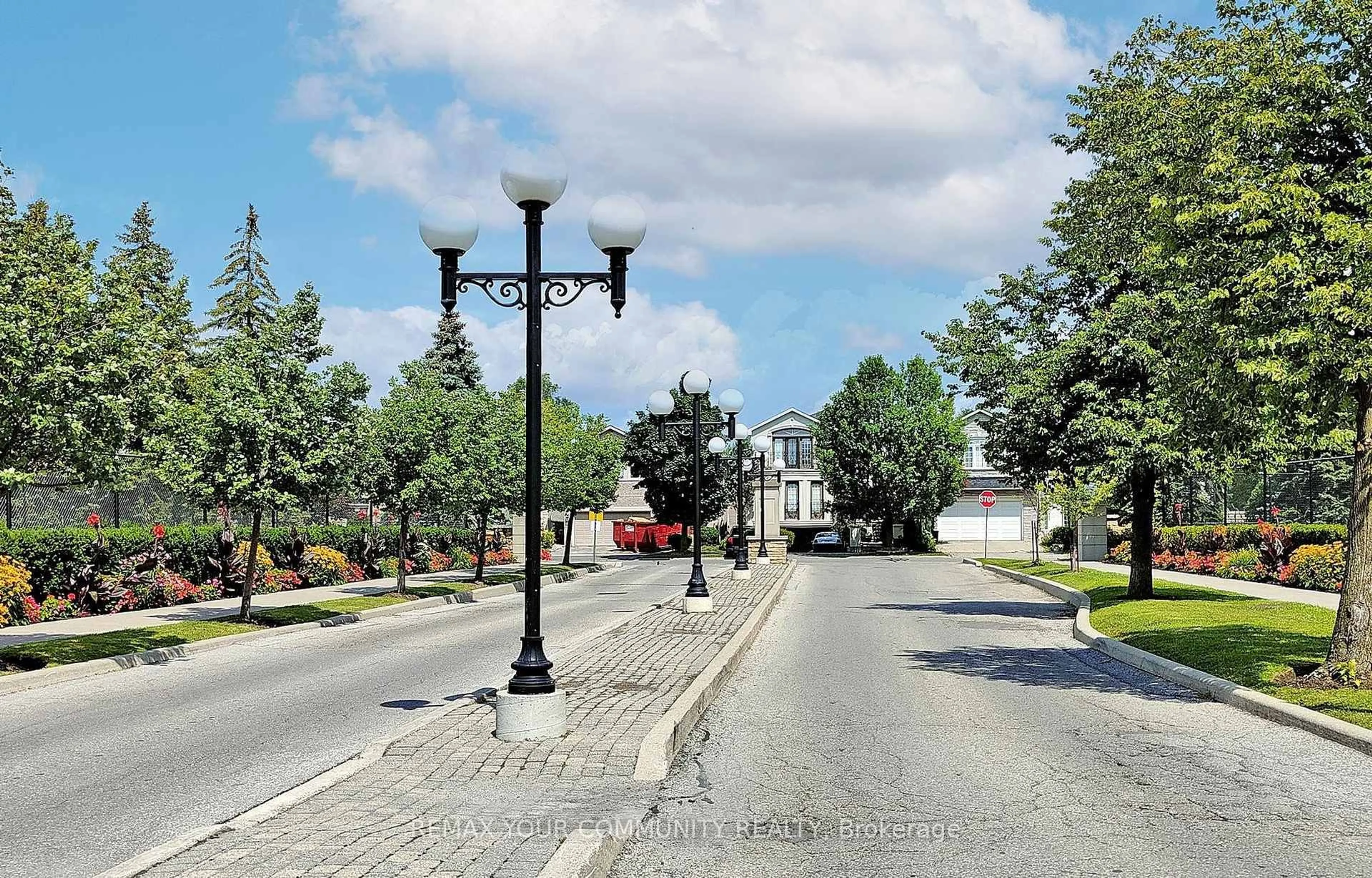 Blurry image for 7 Townsgate Dr #514, Vaughan Ontario L4J 7Z9