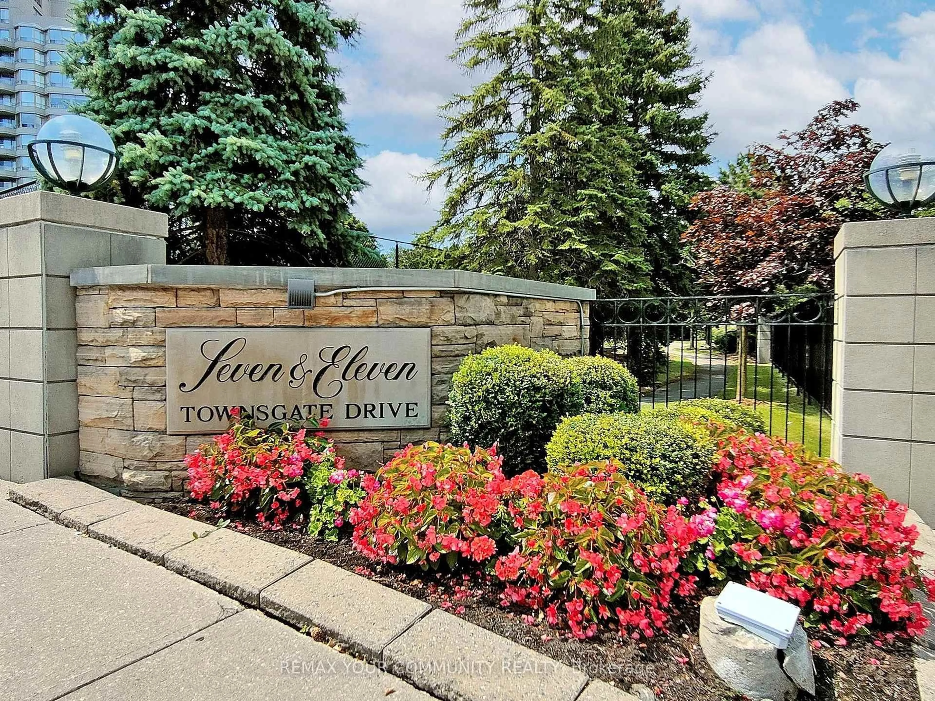 Indoor foyer for 7 Townsgate Dr #514, Vaughan Ontario L4J 7Z9