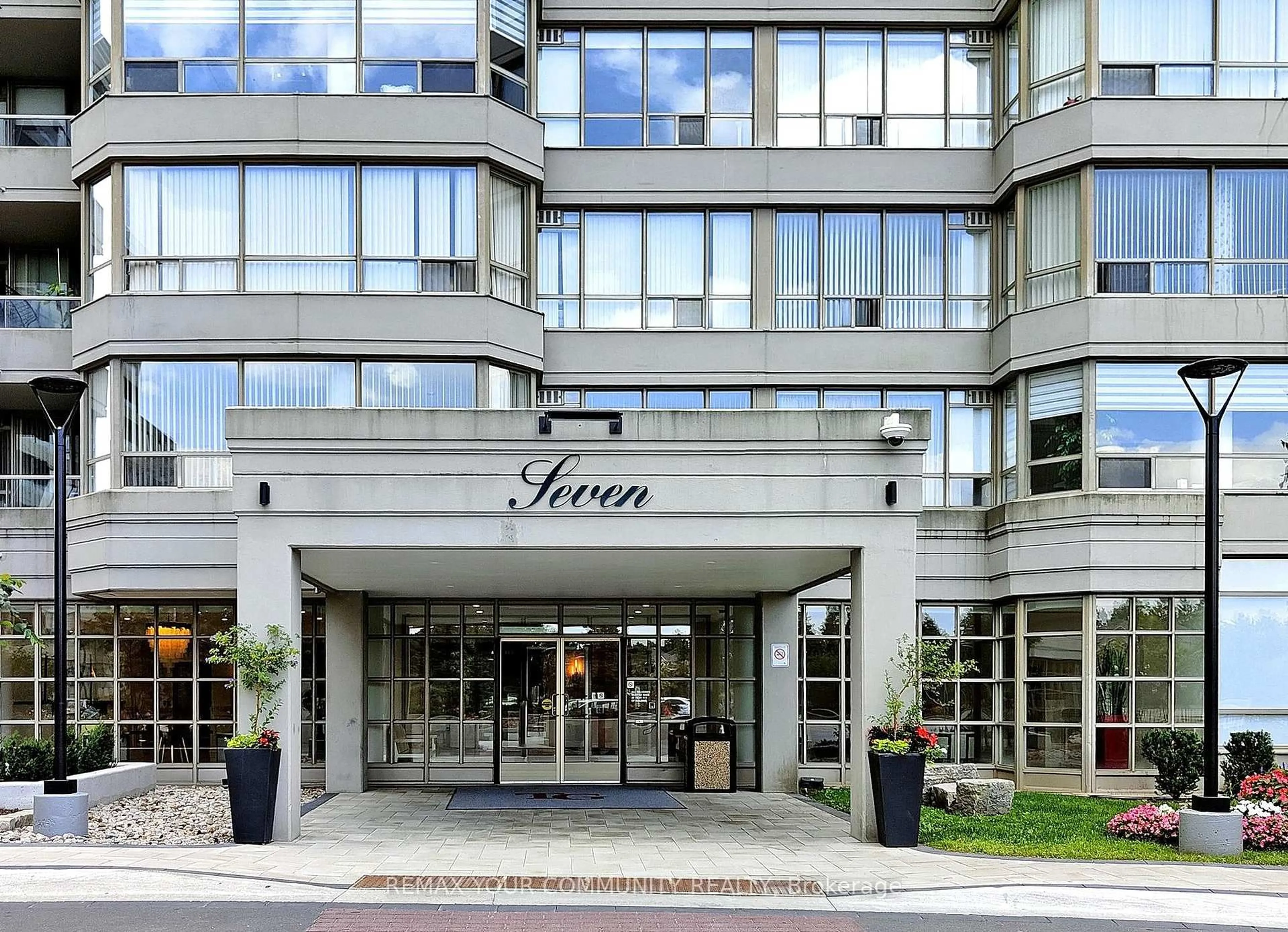 Indoor foyer for 7 Townsgate Dr #514, Vaughan Ontario L4J 7Z9